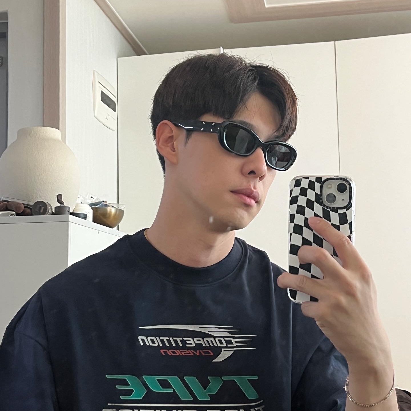 Gentle Monster x Maison Margiela MM004 Black Black, [KREAM 단독] Civision by CSC Hybrid Multi Logo T-Shirt Dirty Ver. Dark Navy 착용 스타일 - 2