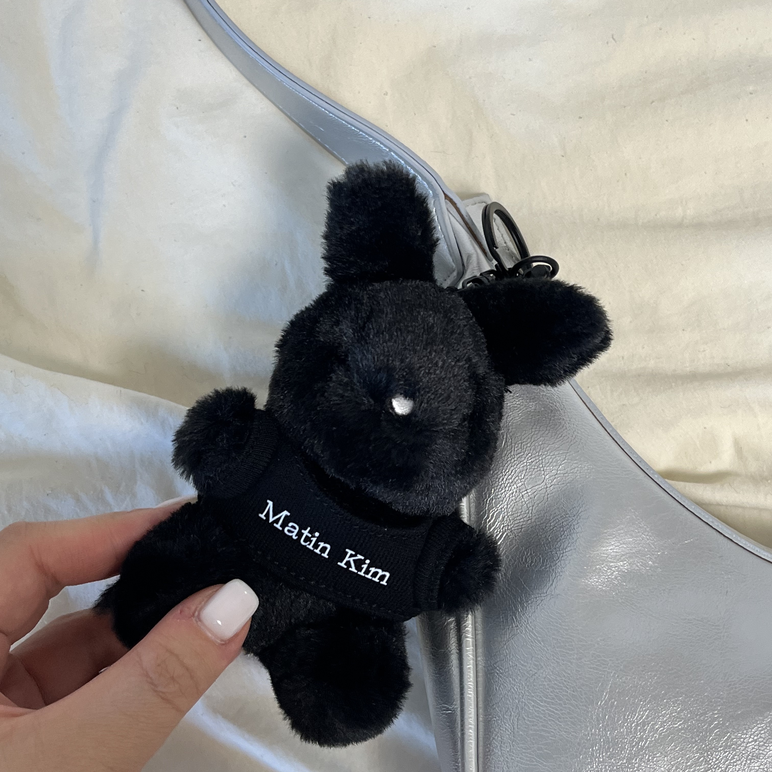 Matin Kim Black Bunny Toy Keyring Black 착용 스타일 - 2