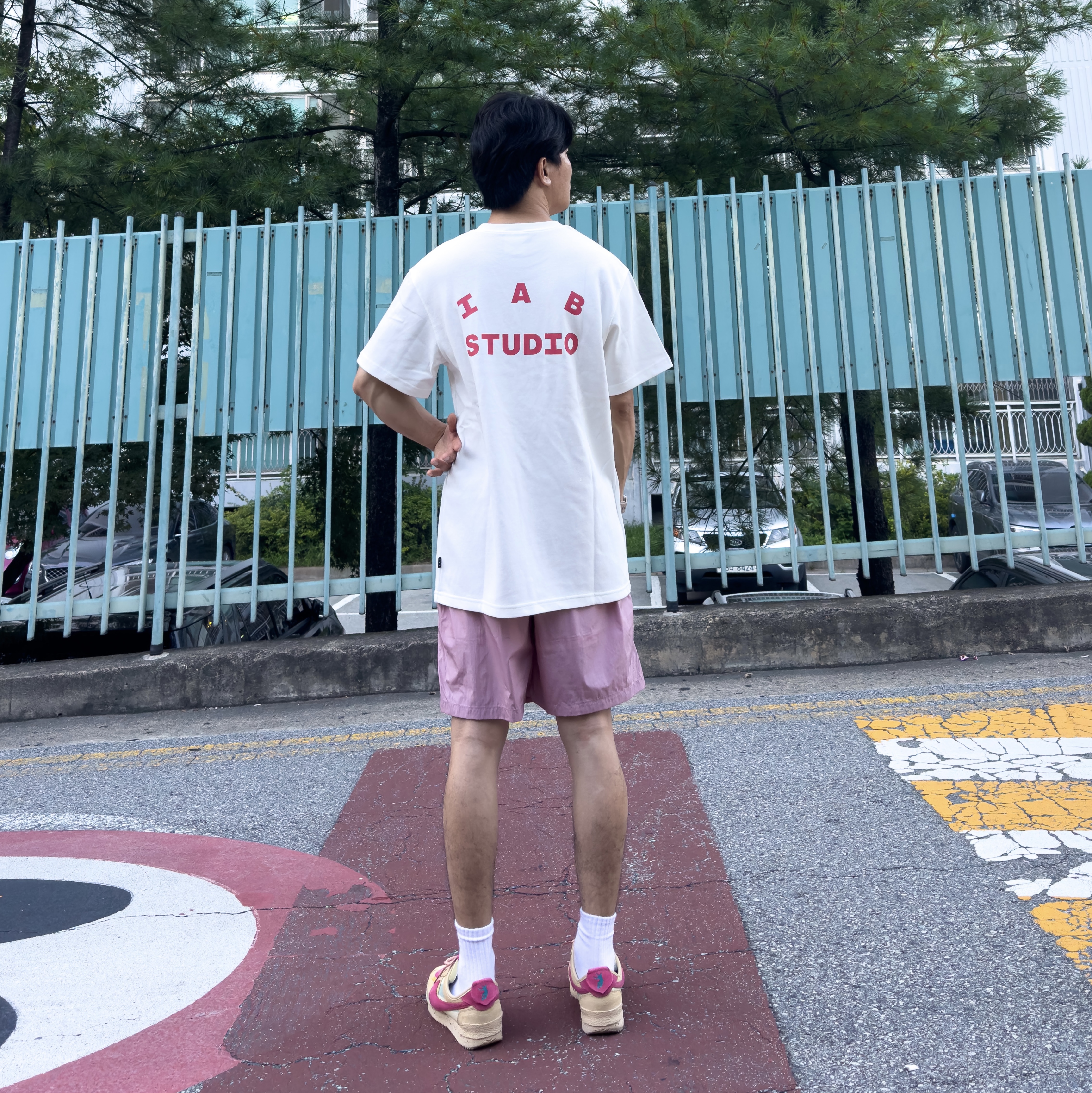 IAB Studio T-Shirt White - The Hyundai Seoul Exclusive, IAB Studio Woven Shorts Pink - The Hyundai Seoul Exclusive 착용 스타일 - 2