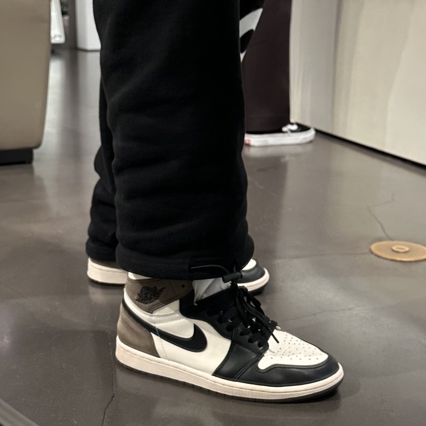 Jordan 1 Retro High OG Black Mocha 착용 스타일