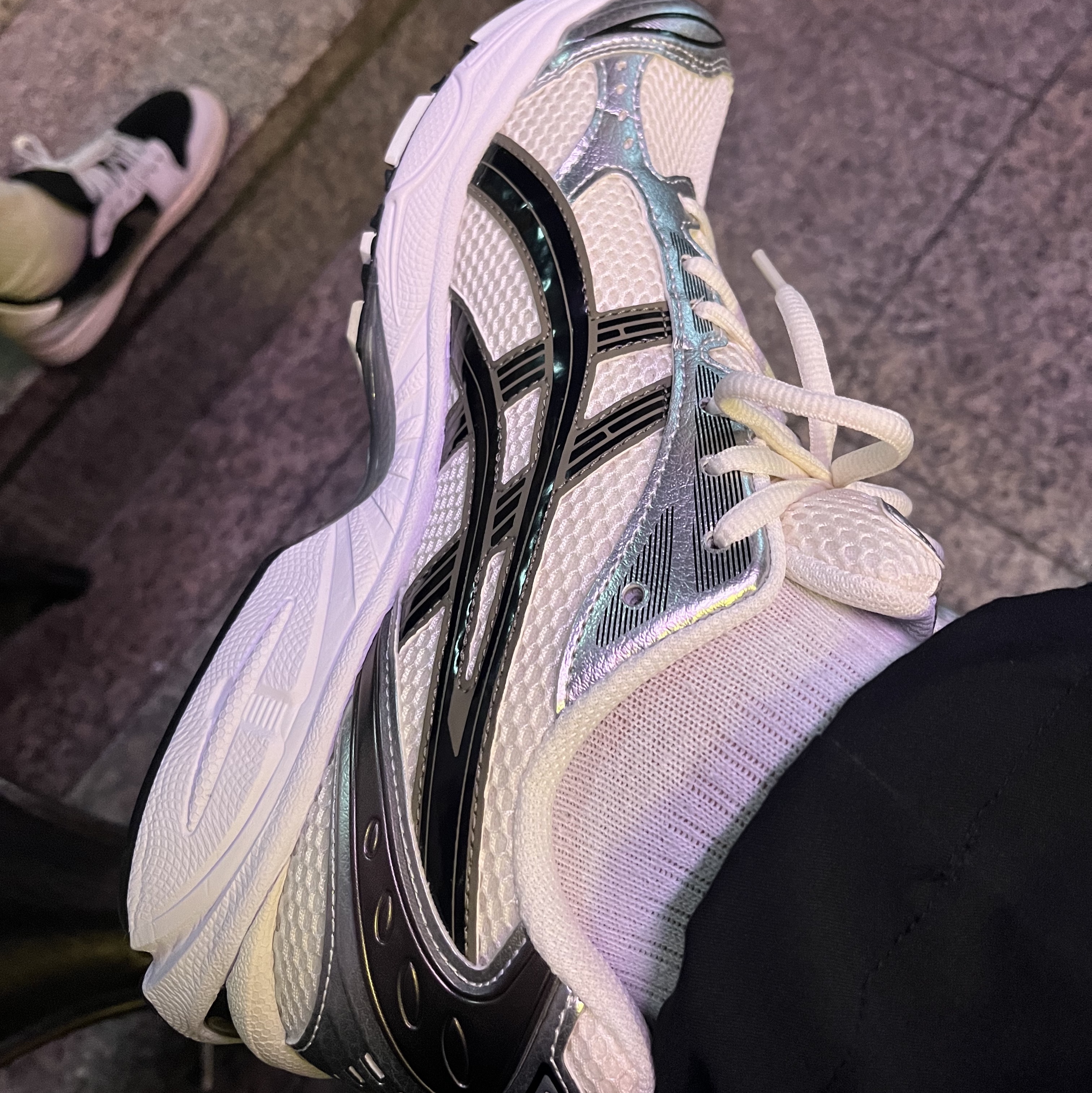 Asics Gel-Kayano 14 Cream Black, IAB Studio x Ottogi Mayonnaise 50th Anniversary T-Shirt Navy 착용 스타일 - 2
