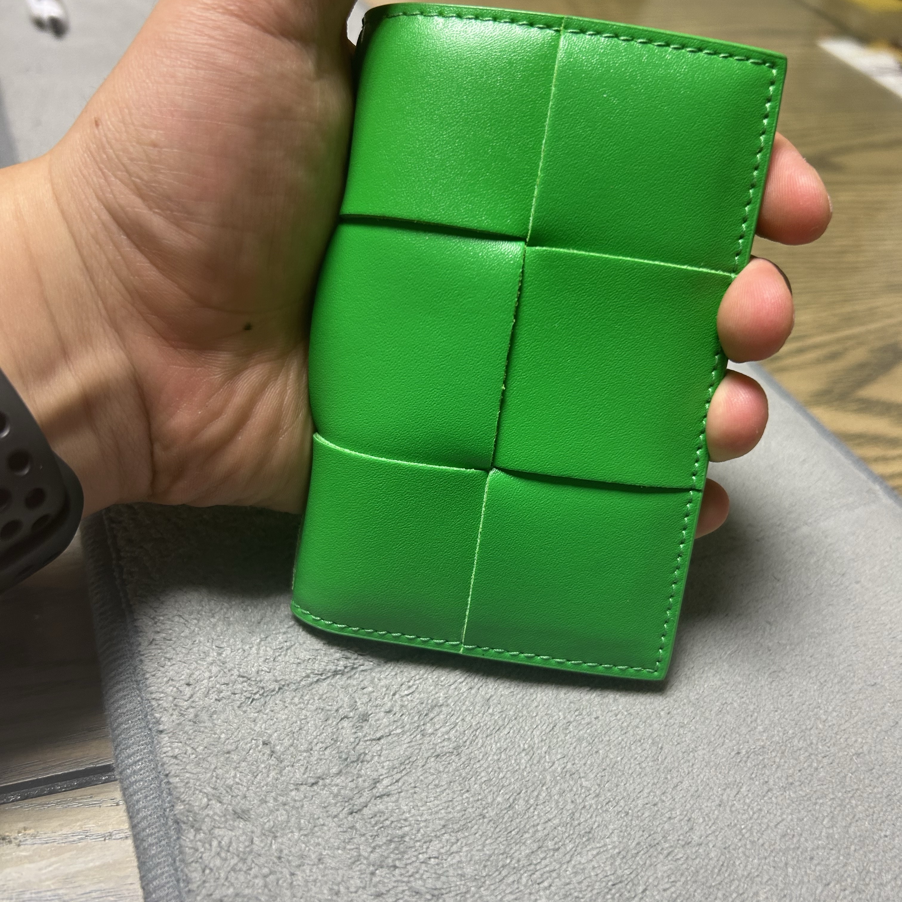 Bottega Veneta Flap Card Case Parakeet 착용 스타일