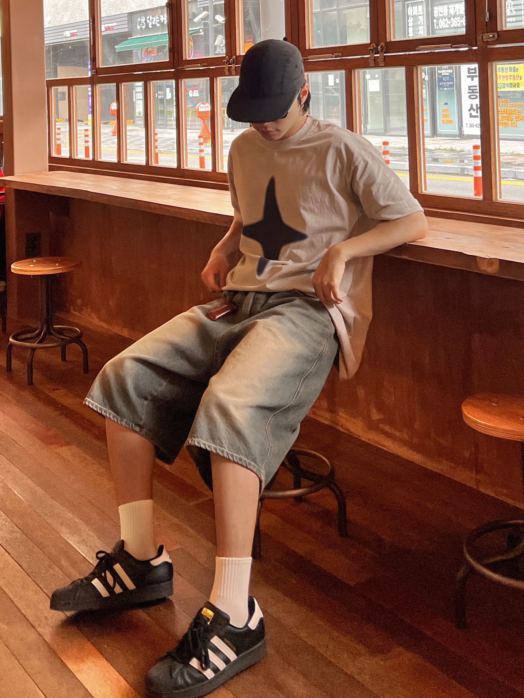 Adidas Superstar Core Black White 착용 스타일 - 2