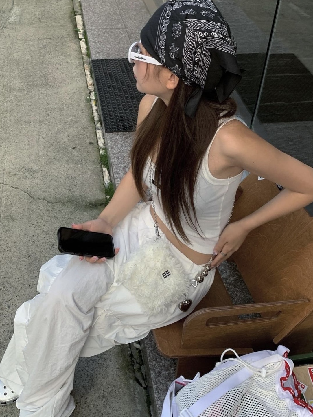 Supreme Mesh Small Backpack White - 23SS, Crocs Classic Metallic Clog Silver 착용 스타일 - 2