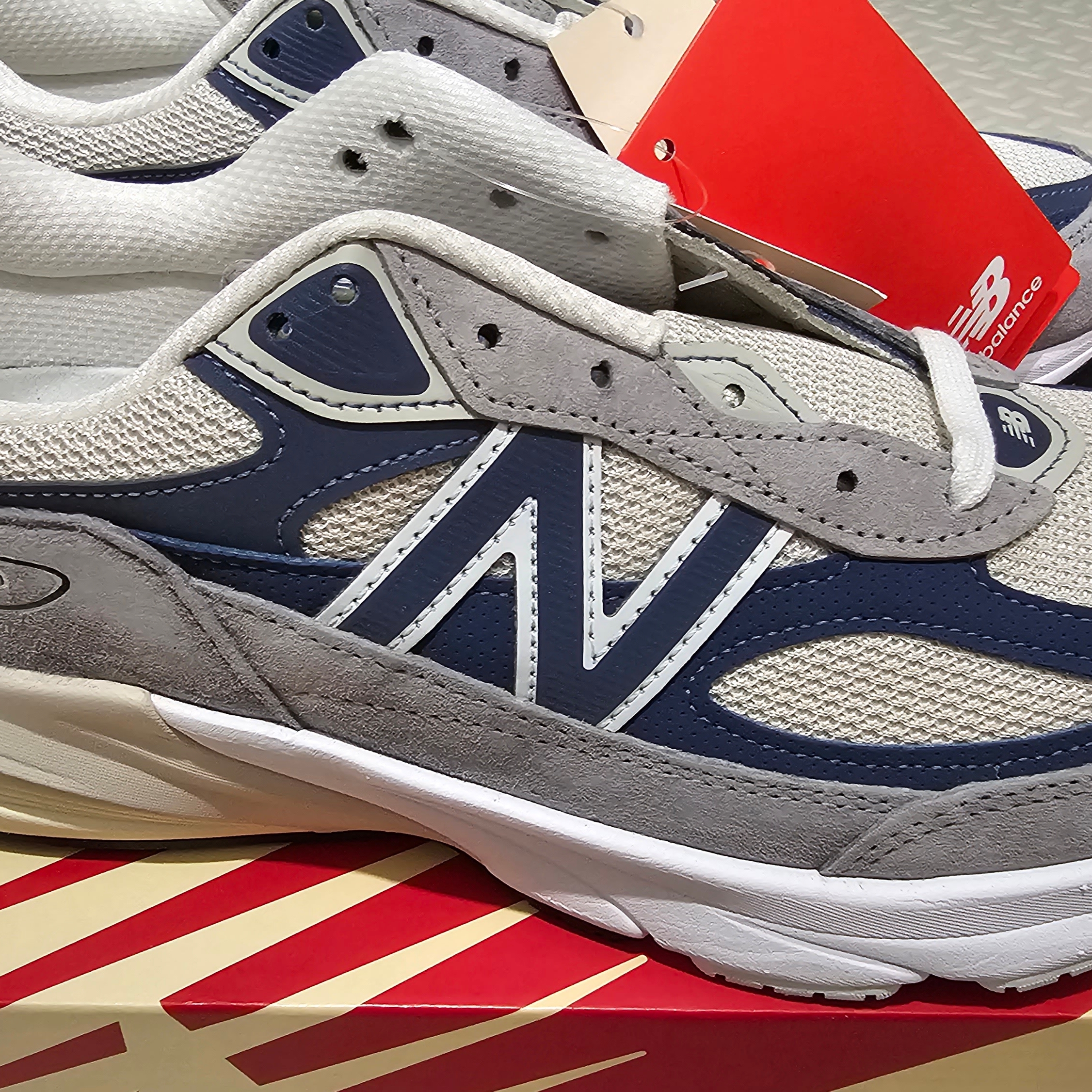 New Balance 990v6 Made in USA Gray Suede 착용 스타일 - 1
