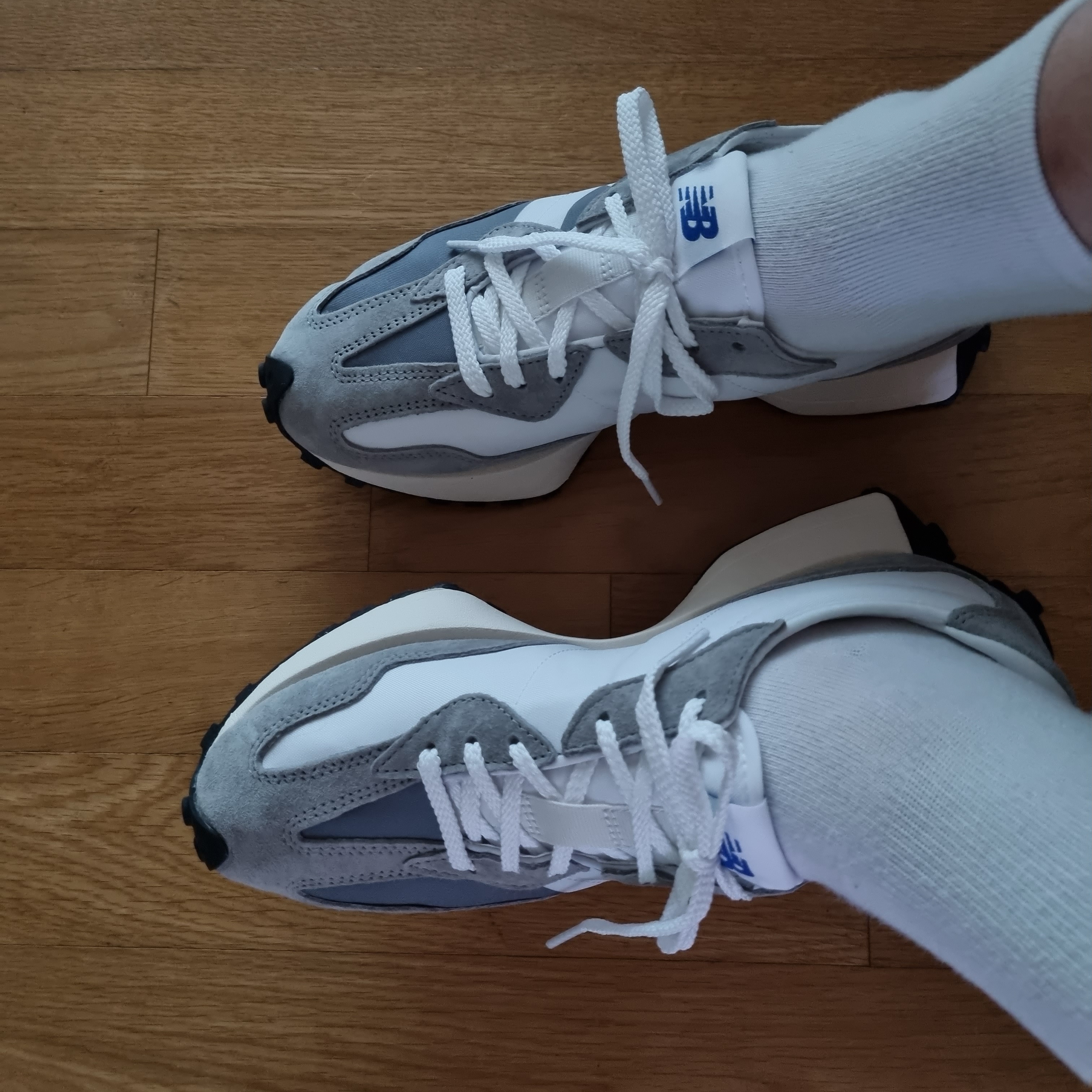 New Balance 327 Grey 착용 스타일