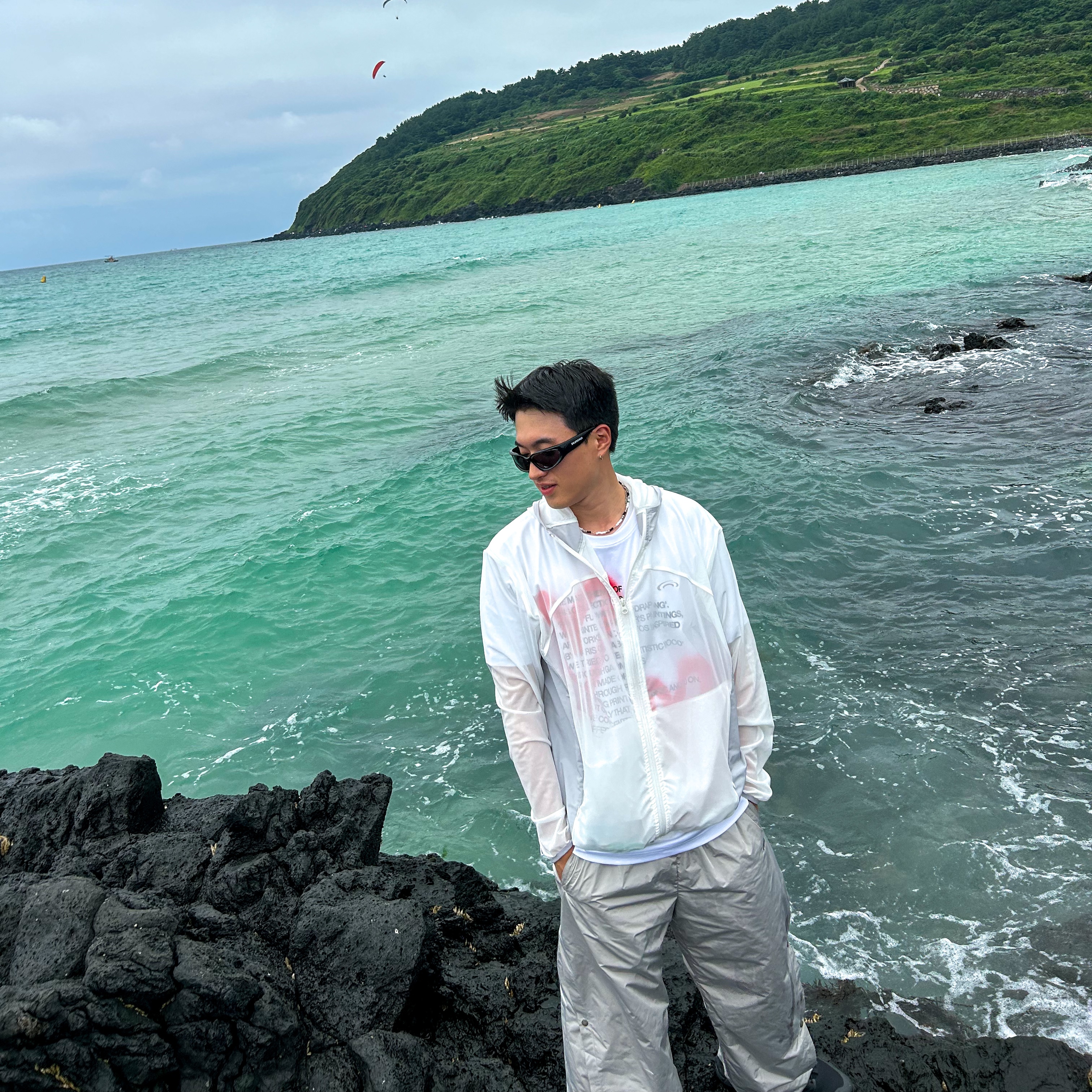 Art of Field Mesh Hood Zip-Up White, The Museum Visitor Heart Sprayed T-Shirt White 착용 스타일