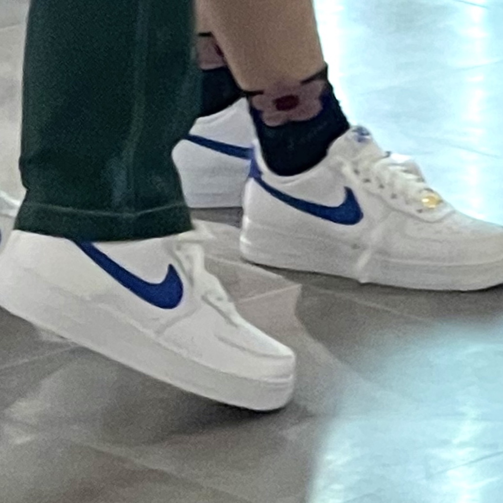 Nike Air Force 1 '07 White Royal Blue 착용 스타일 - 2