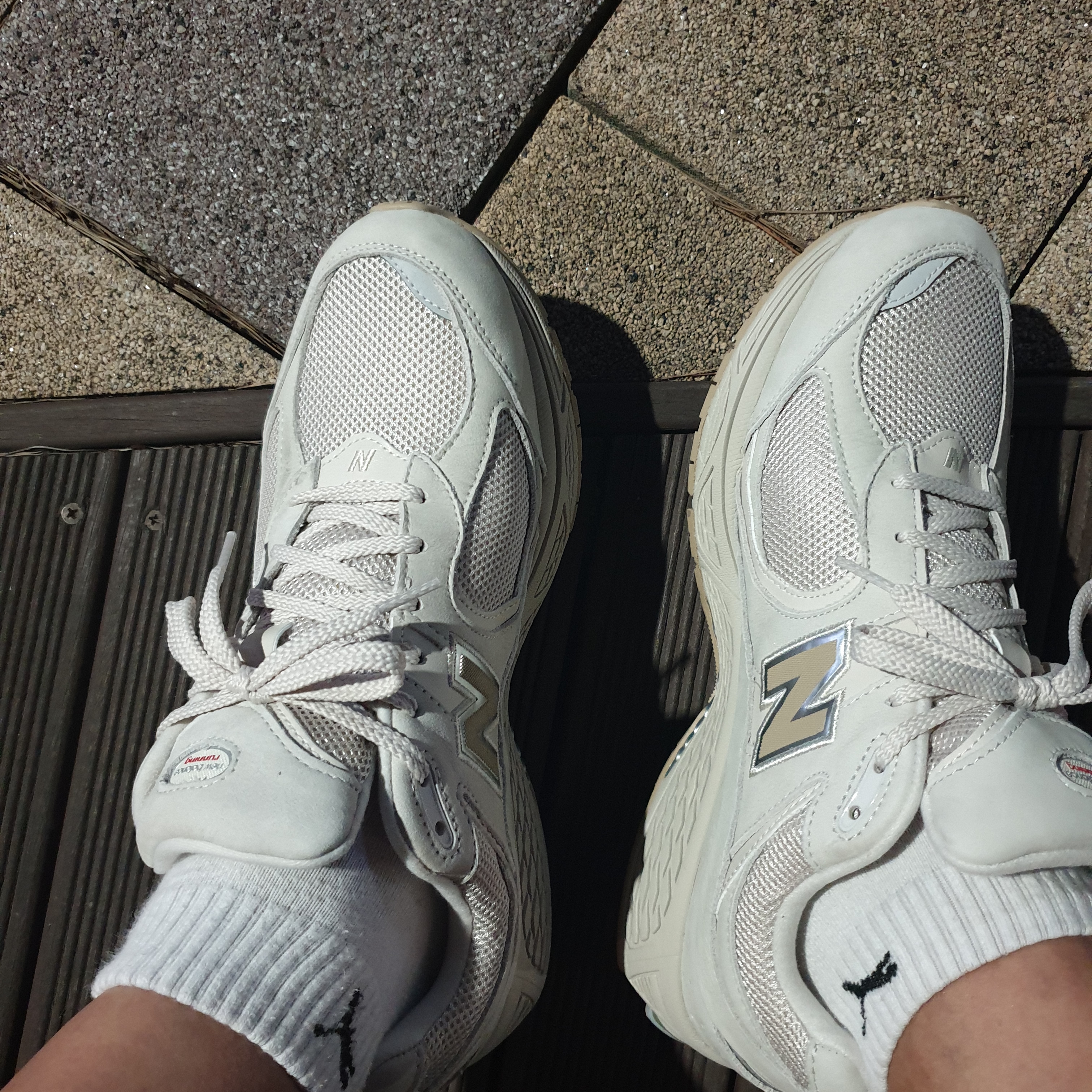 New Balance 2002R White Ivory 착용 스타일