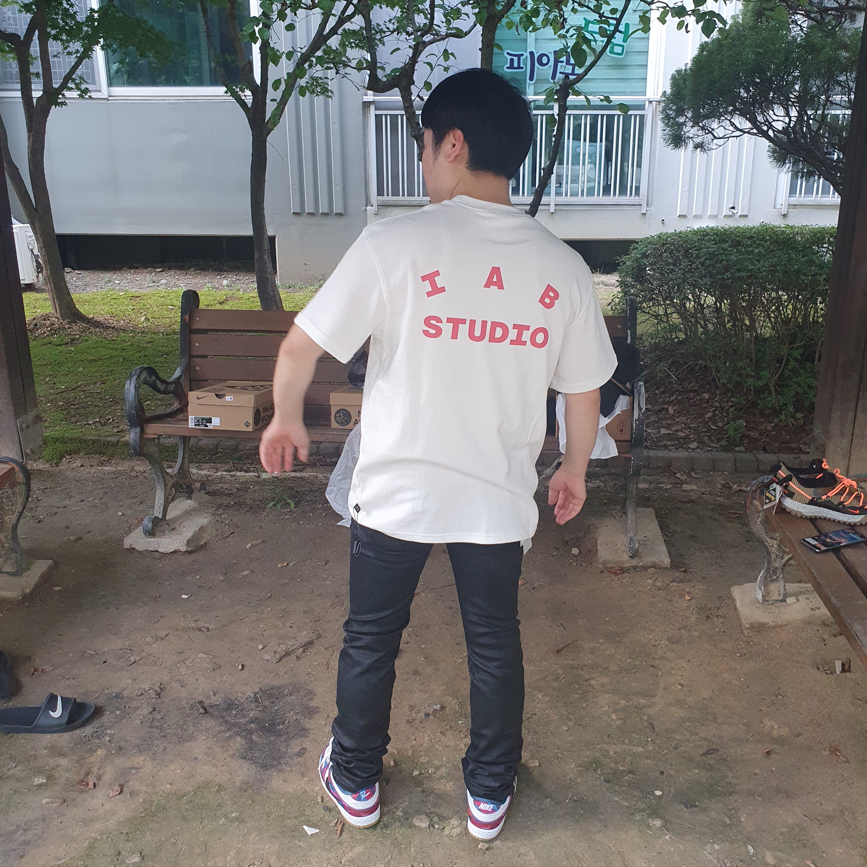 Undermycar Sticky Dirty Paint Coating Slim Fit Black Jeans Bristol Black - 23SS, IAB Studio T-Shirt White - The Hyundai Seoul Exclusive 착용 스타일 - 2