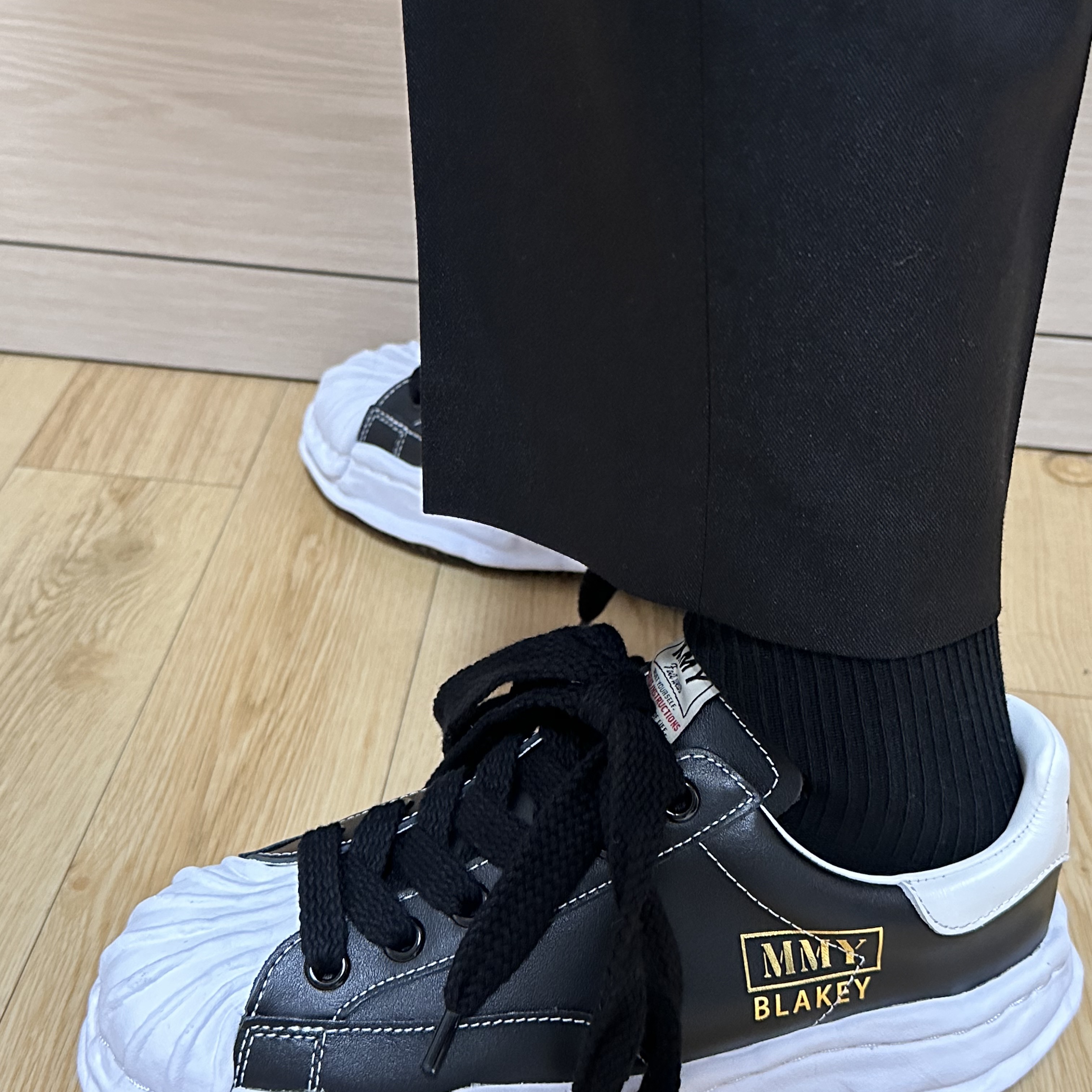 Maison Mihara Yasuhiro Blakey OG Sole Leather Low-top Sneakers Black 착용 스타일 - 1