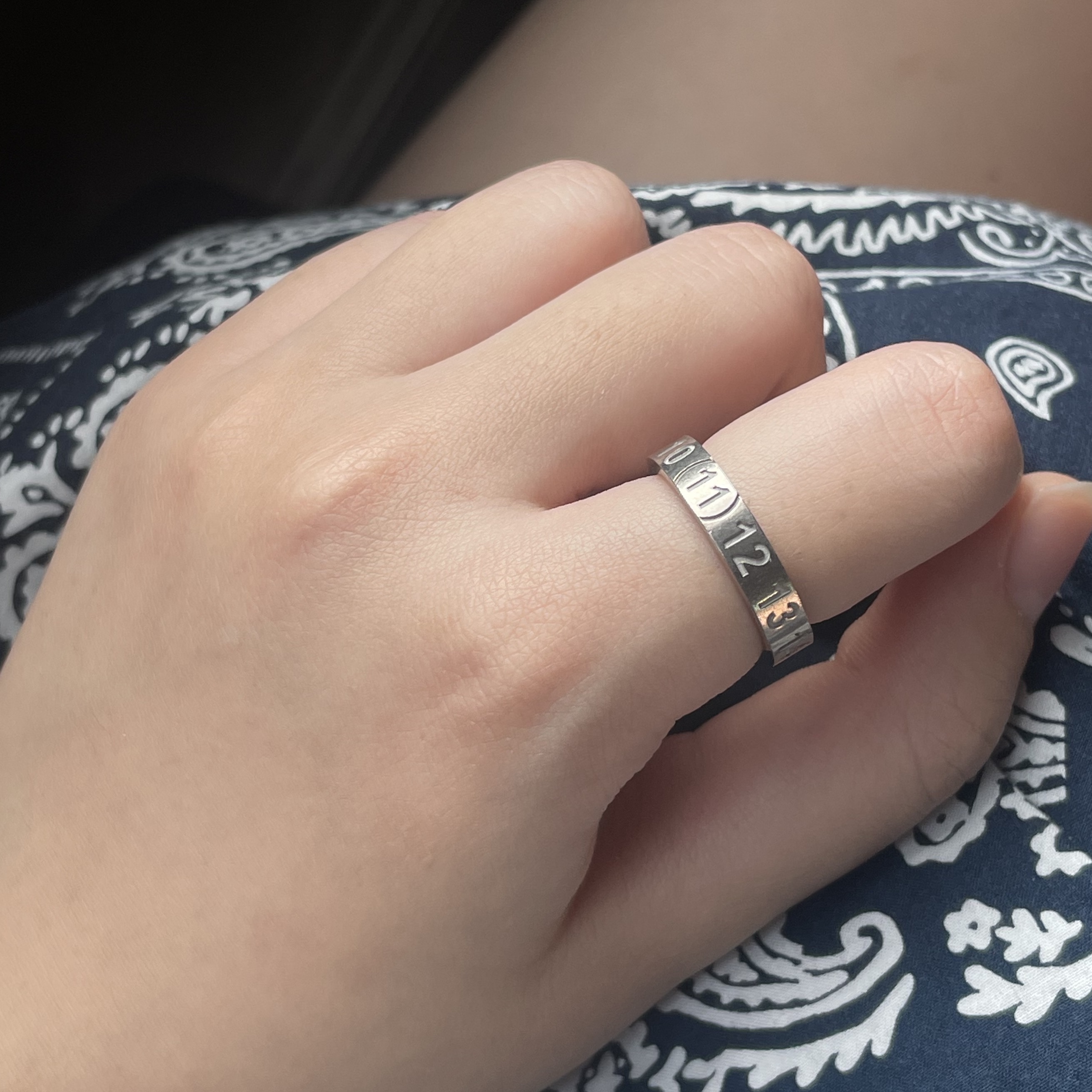 Maison Margiela Numerical Silver Ring Silver 착용 스타일