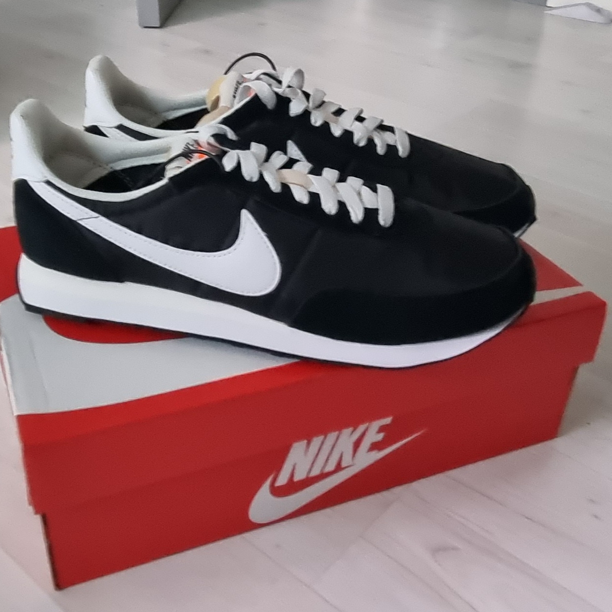 Nike Waffle Trainer 2 Black White 착용 스타일