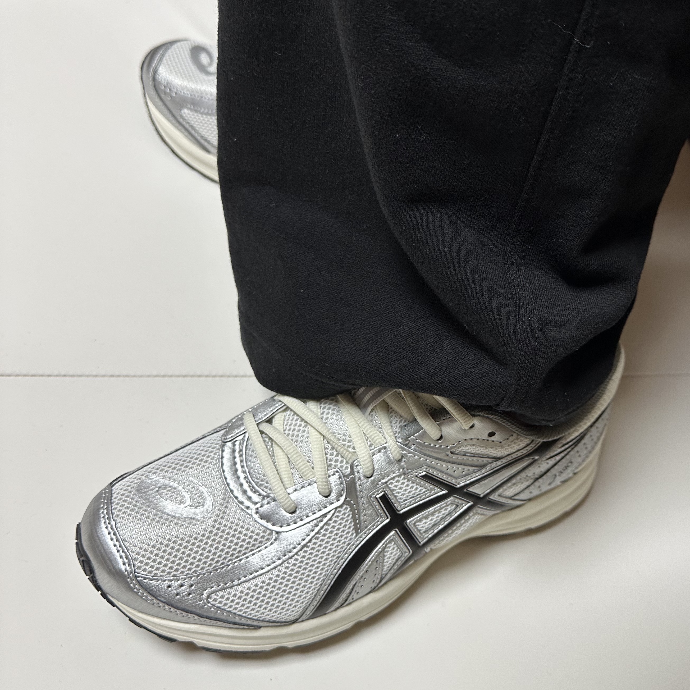 Asics Jog 100 S White Black - 2E Wide 착용 스타일 - 3