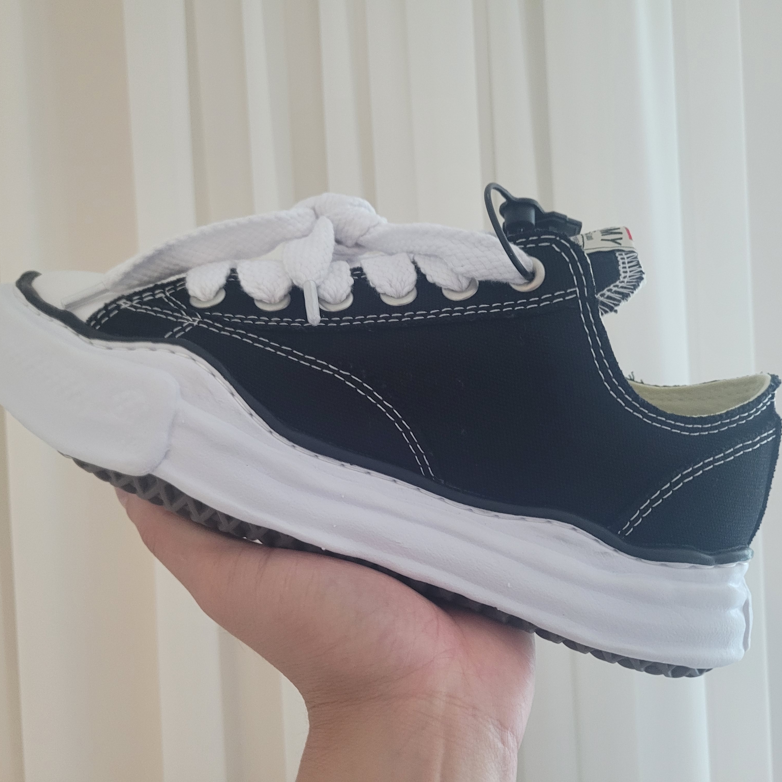 Maison Mihara Yasuhiro Peterson OG Sole Canvas Low Sneakers Black 착용 스타일 - 1