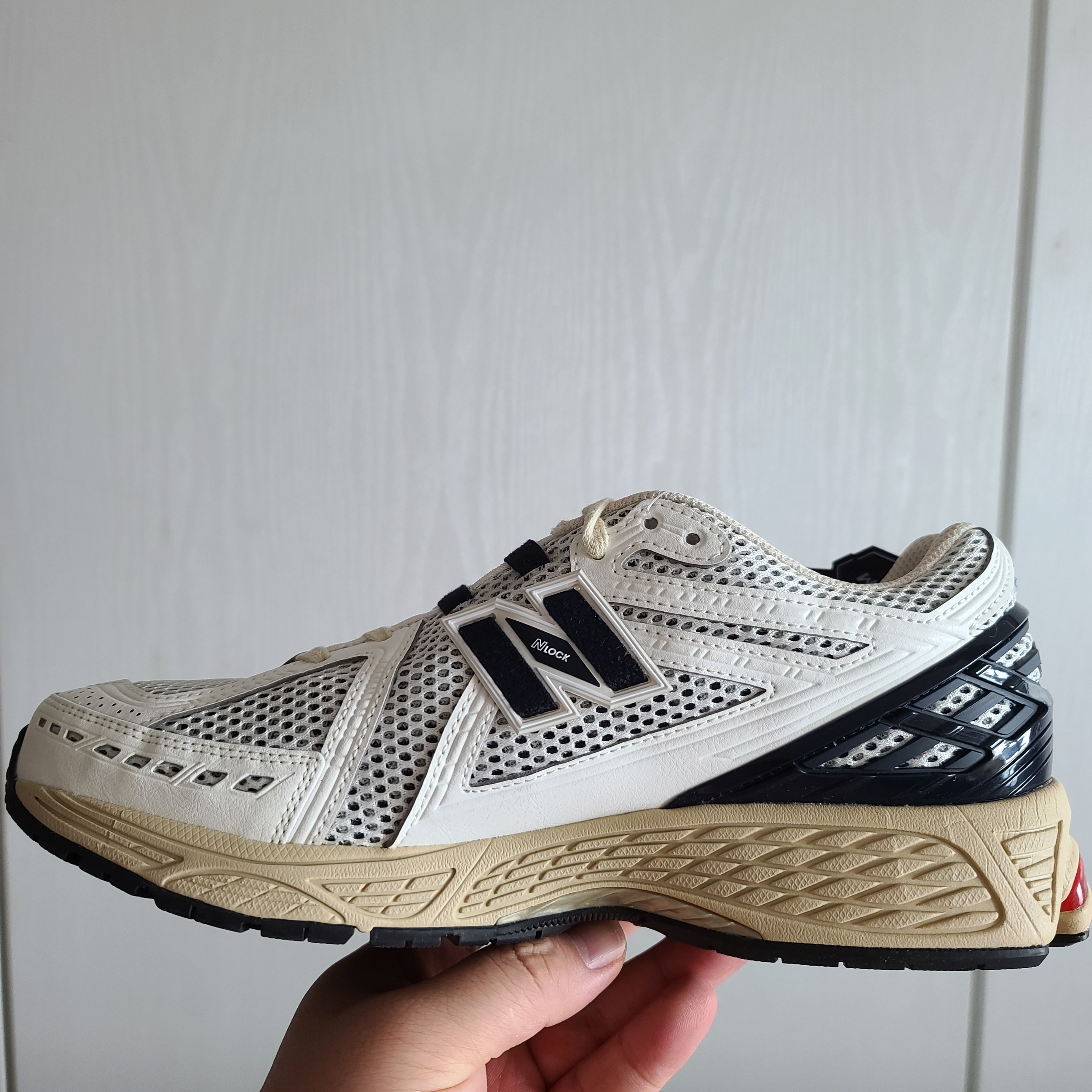 New Balance 1906R Black Red 착용 스타일 - 3