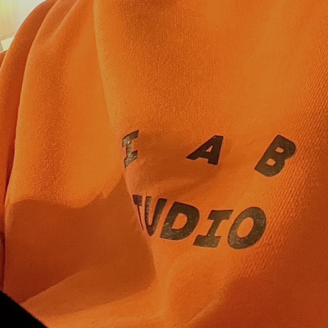 IAB Studio x Doosan Infracore Sweatshirt Orange 착용 스타일