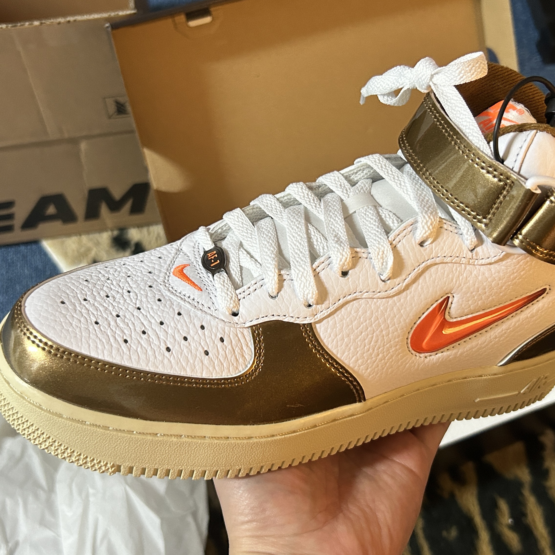 Nike Air Force 1 Mid QS Ale Brown 착용 스타일 - 2