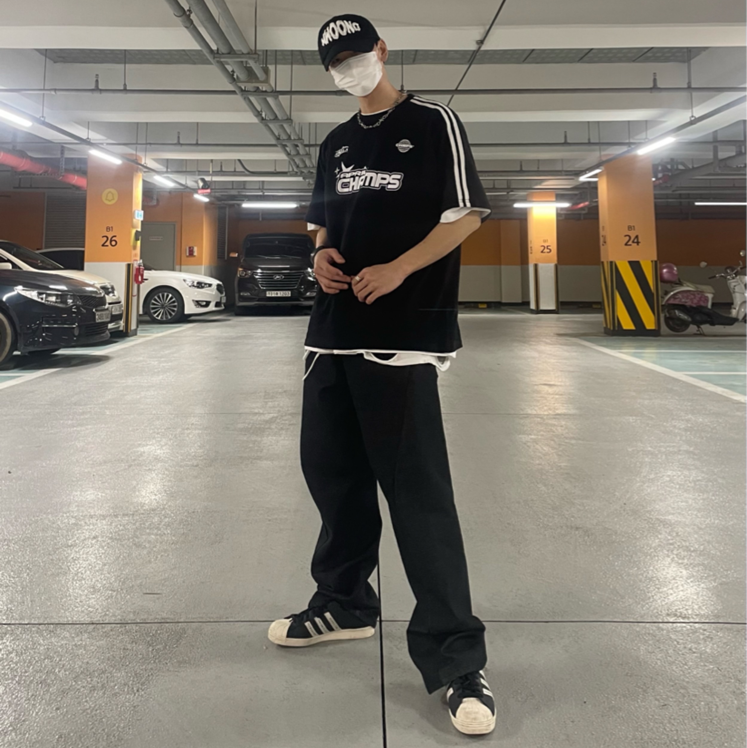Adidas x Human Made Superstar Black White 착용 스타일 - 5
