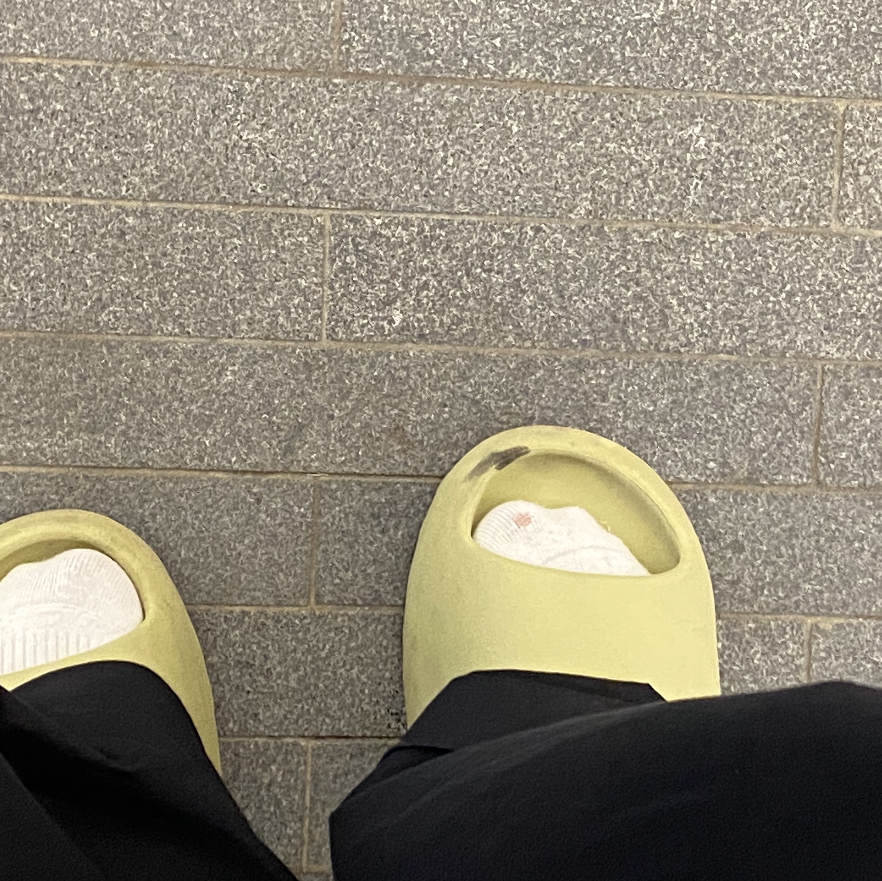 Adidas Yeezy Slide Resin 2022 착용 스타일 - 3