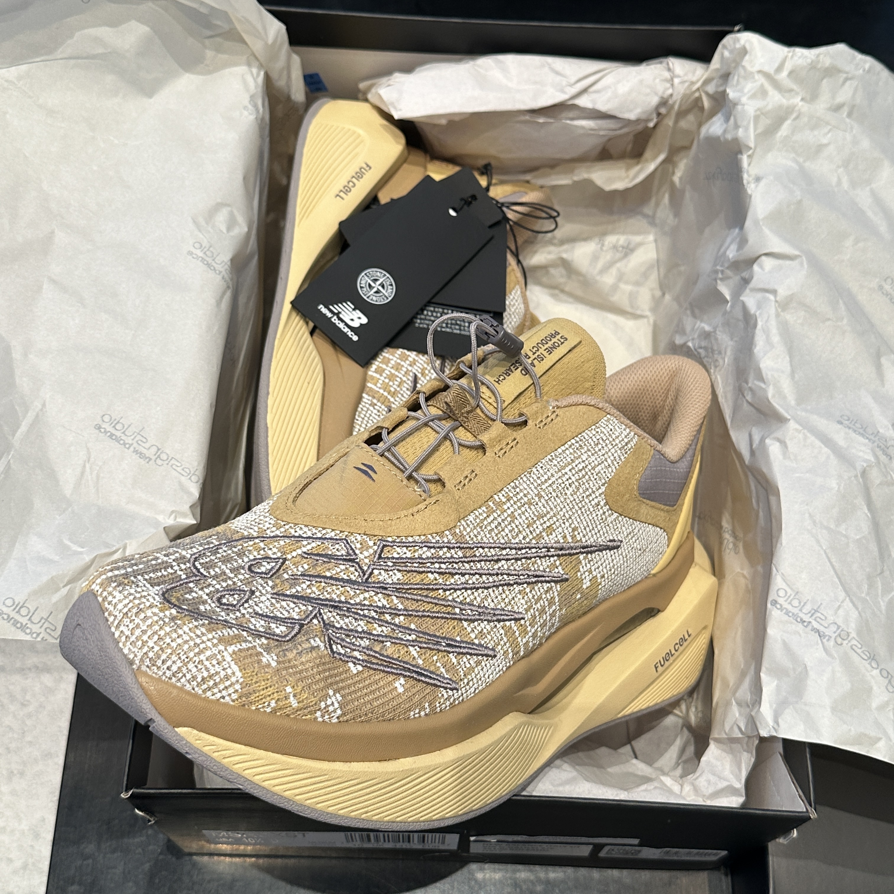 New Balance x Stone Island x Tokyo Design Studios FuelCell C1 Beige 착용 스타일 - 1
