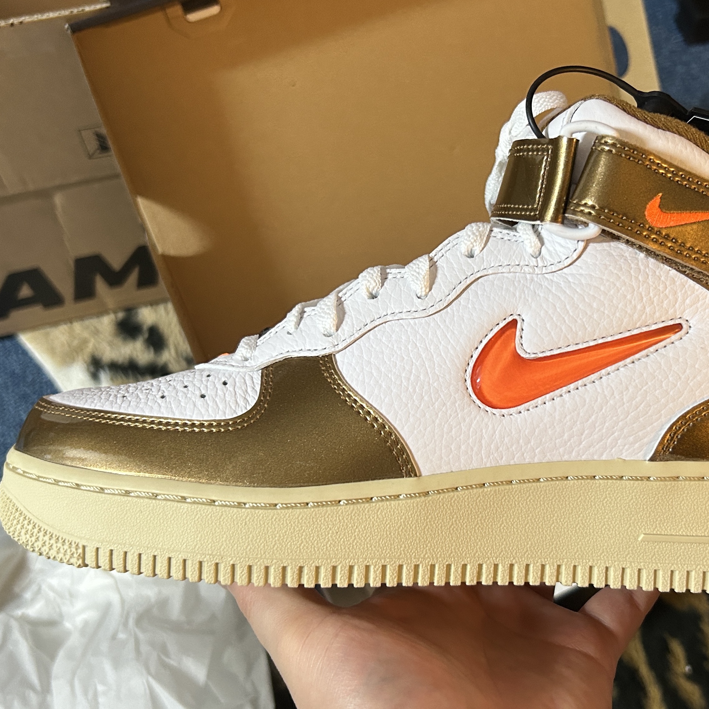 Nike Air Force 1 Mid QS Ale Brown 착용 스타일 - 1