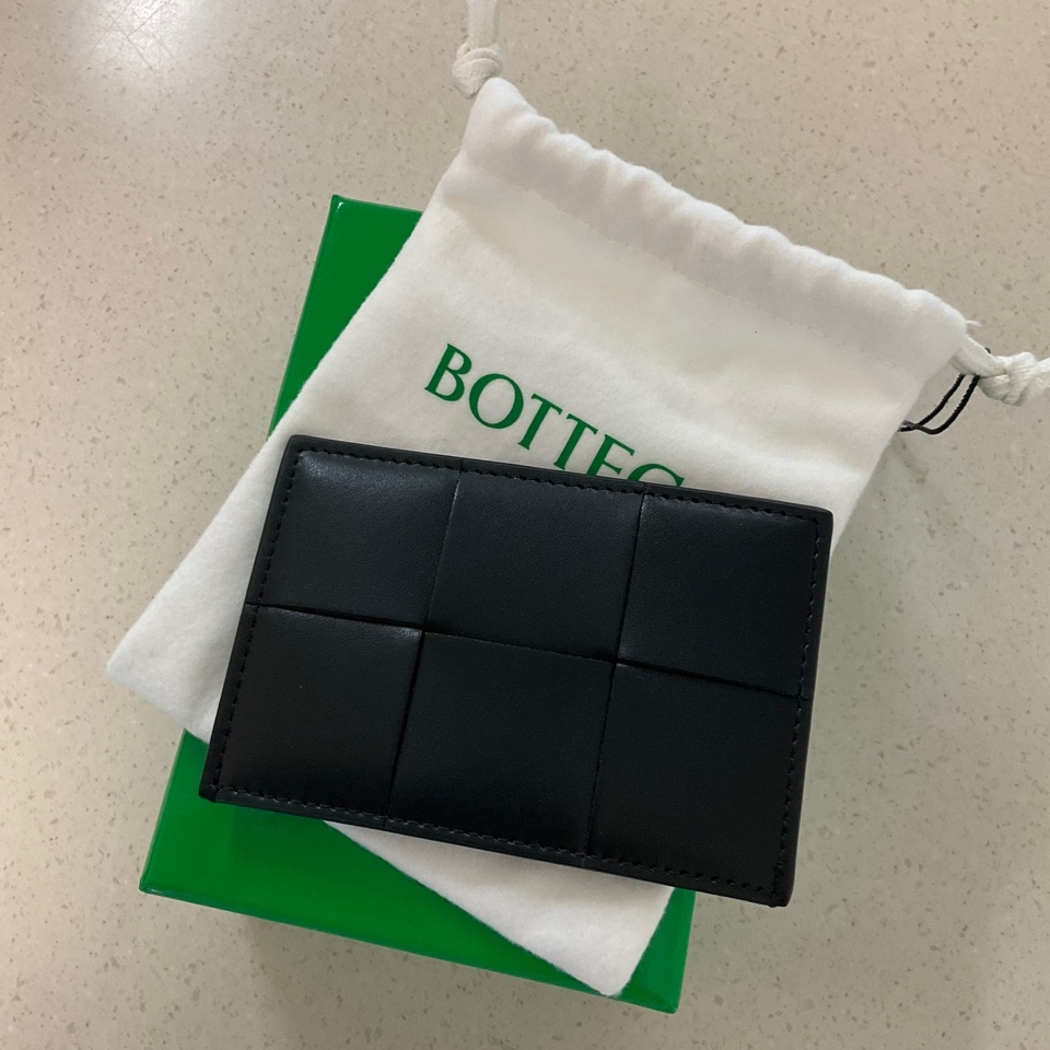 Bottega Veneta Credit Card Case Calfskin Black 착용 스타일