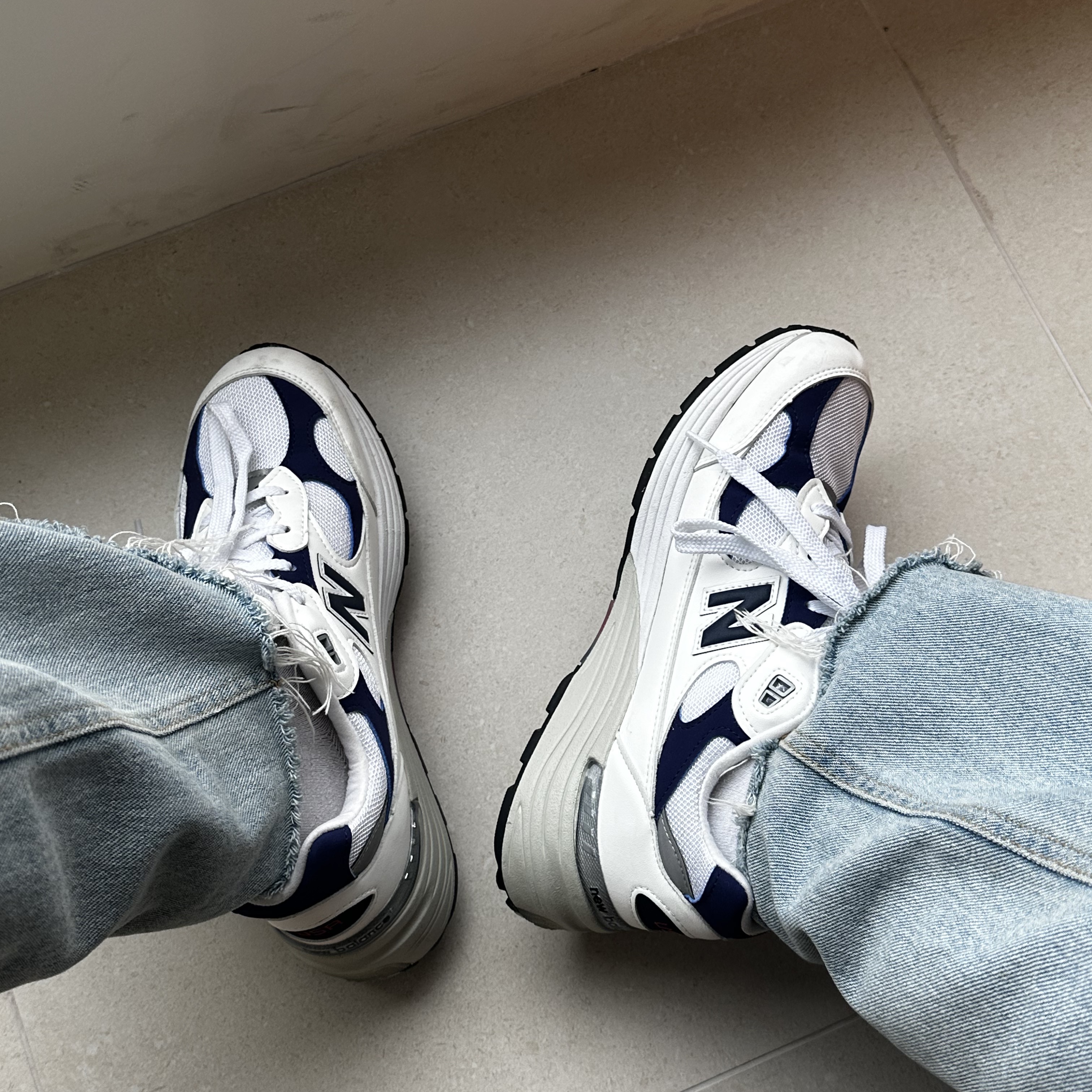 New Balance 992 Made in USA White Navy 착용 스타일