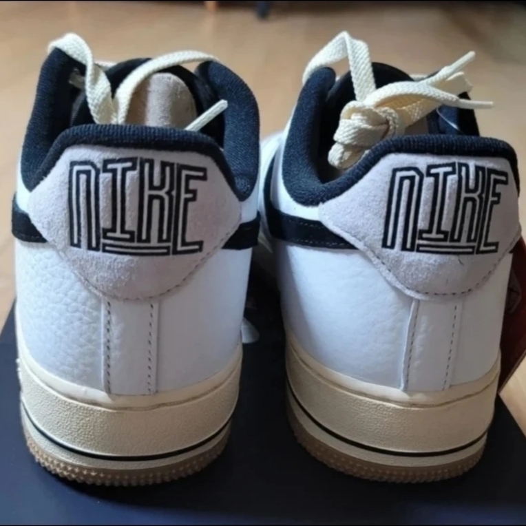 (W) Nike Air Force 1 '07 LX Black and Summit White 착용 스타일