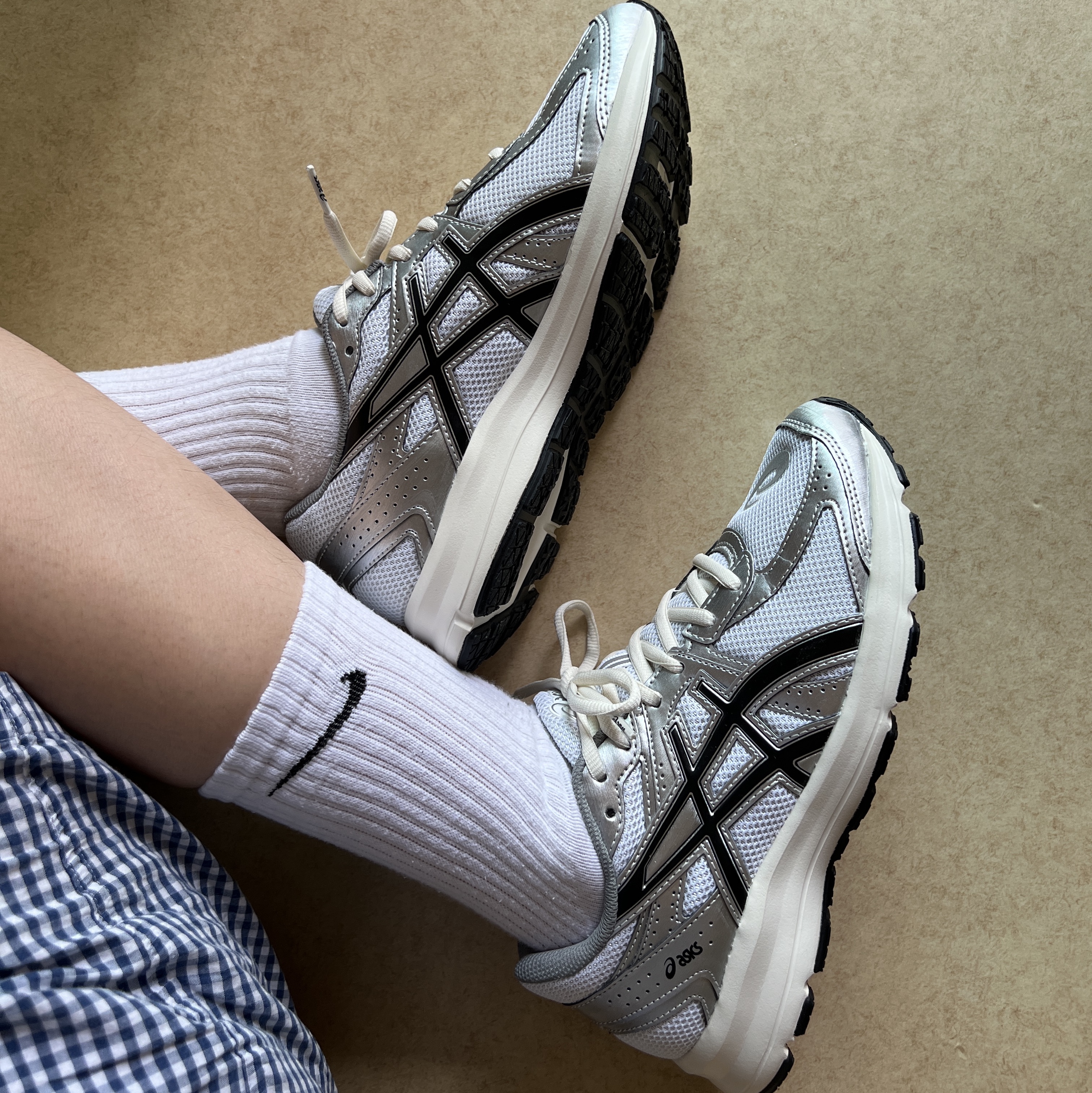 Asics Jog 100 S White Black - 2E Wide 착용 스타일 - 4