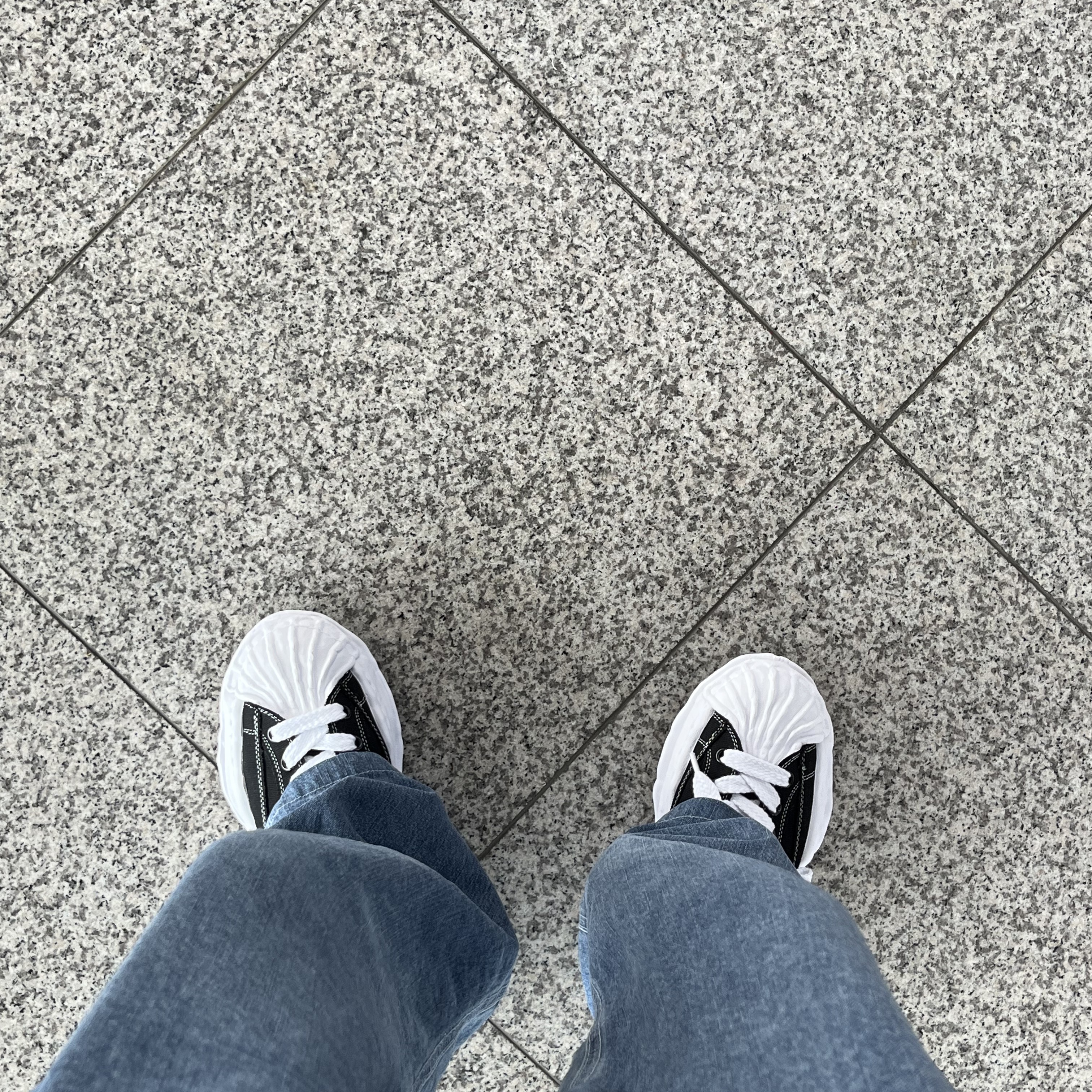 Maison Mihara Yasuhiro Blakey OG Sole Canvas Low-top Sneakers Black White 착용 스타일 - 2