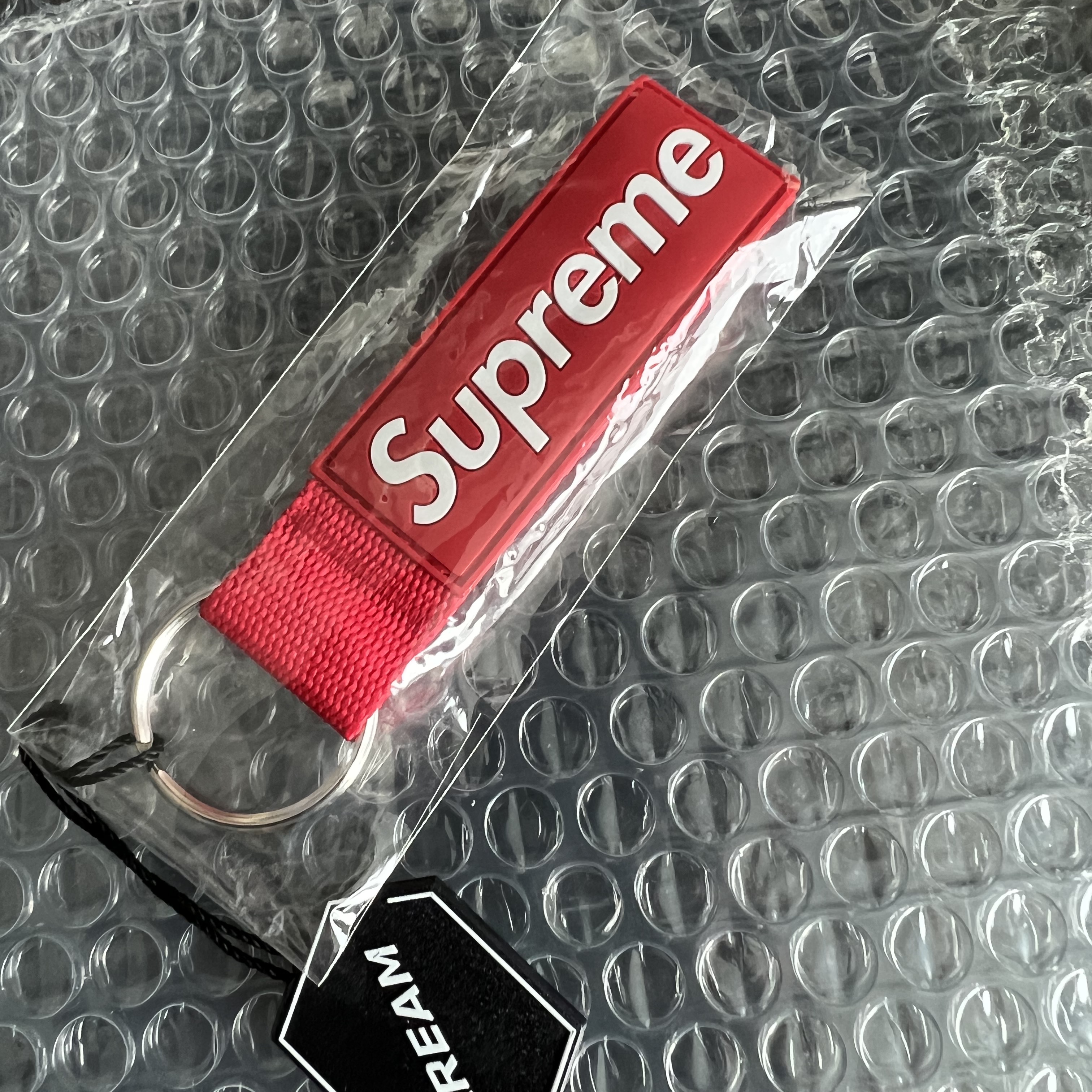 Supreme Webbing Keychain Red - 23SS 착용 스타일
