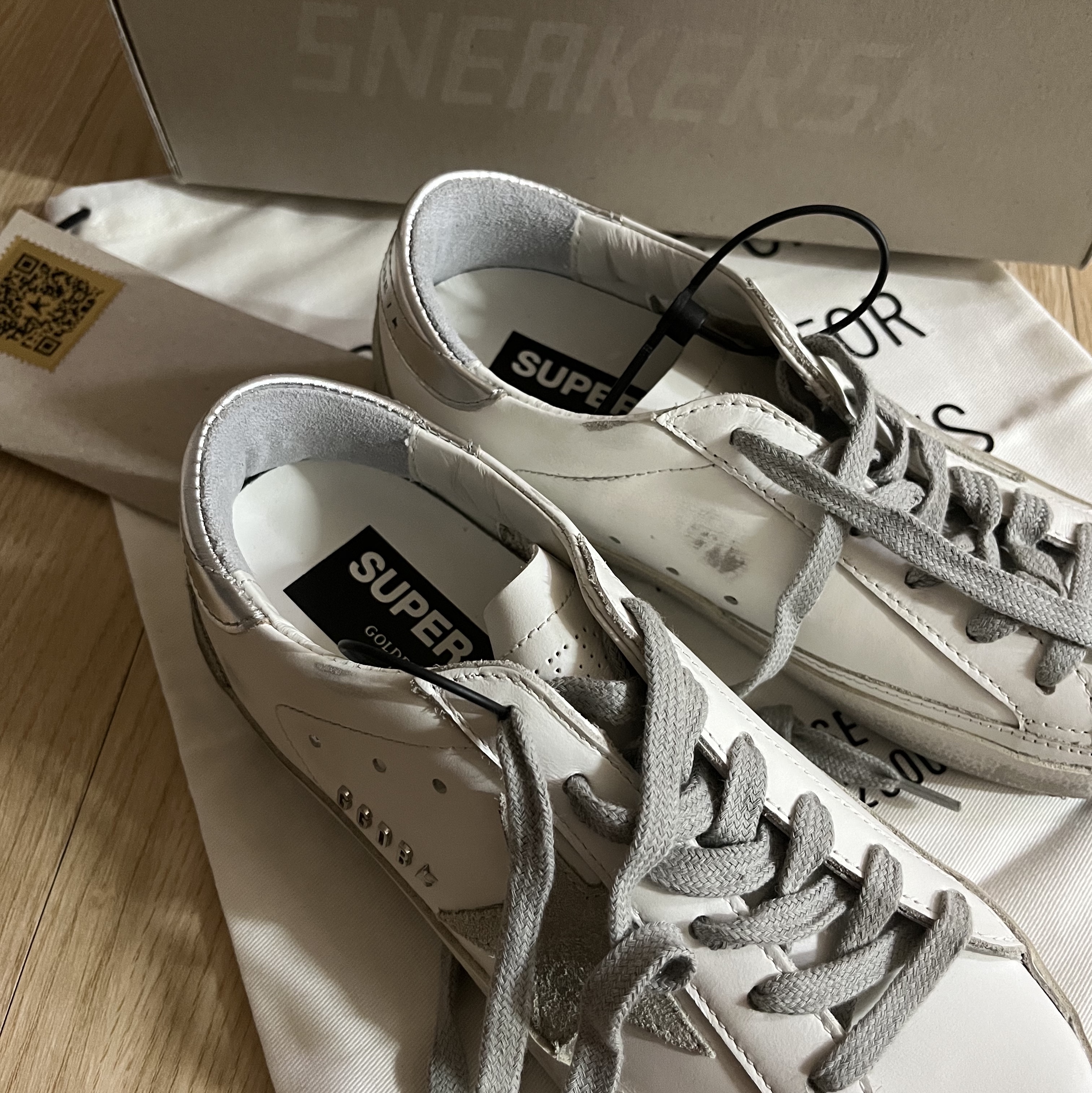 (W) Golden Goose Superstar White Silver Heel Tab Sneakers 착용 스타일