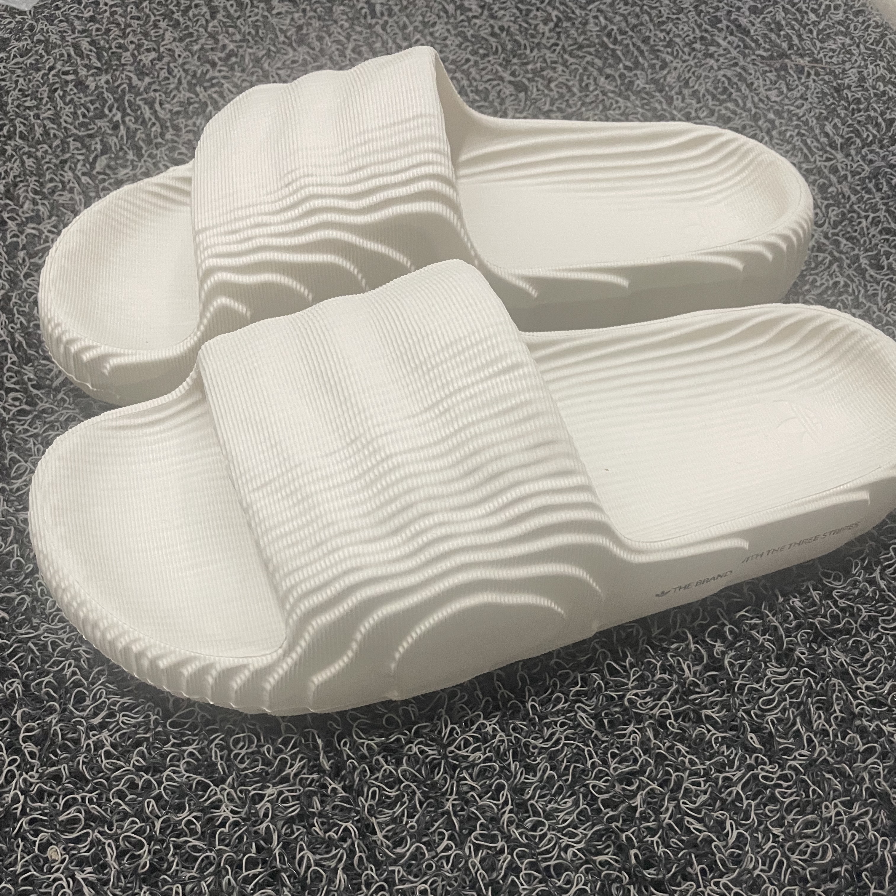 Adidas Adilette 22 Aluminium 착용 스타일
