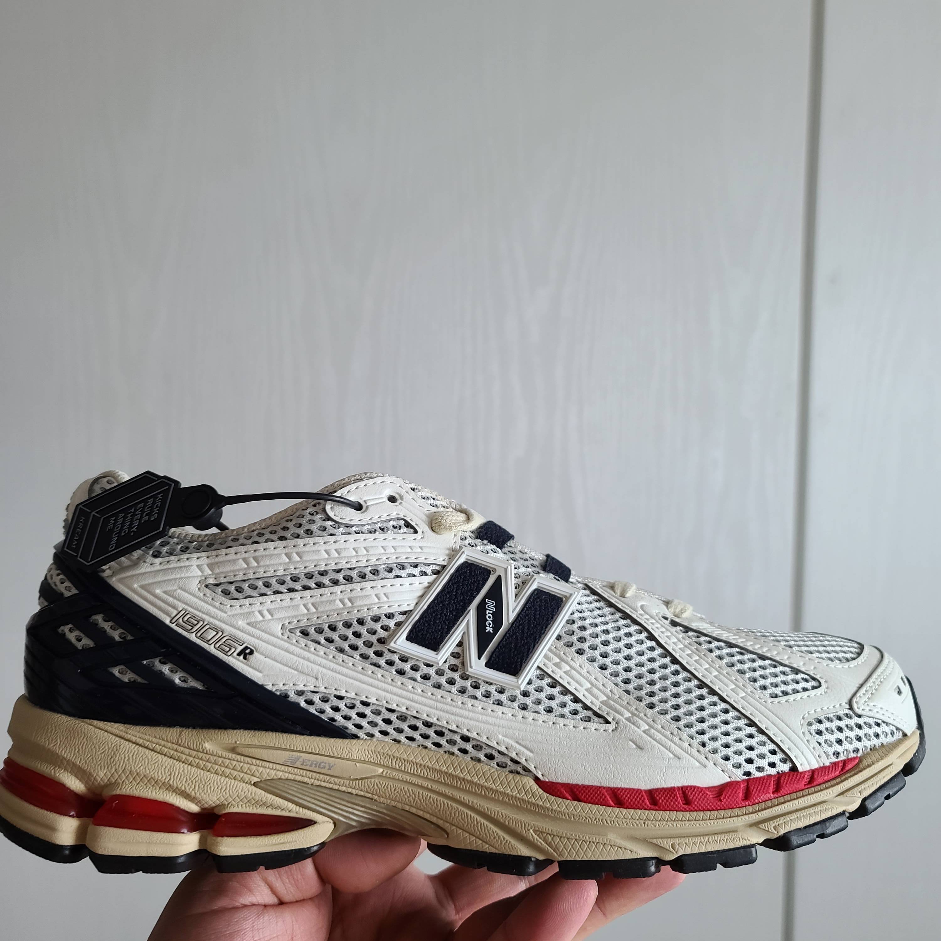 New Balance 1906R Black Red 착용 스타일 - 2