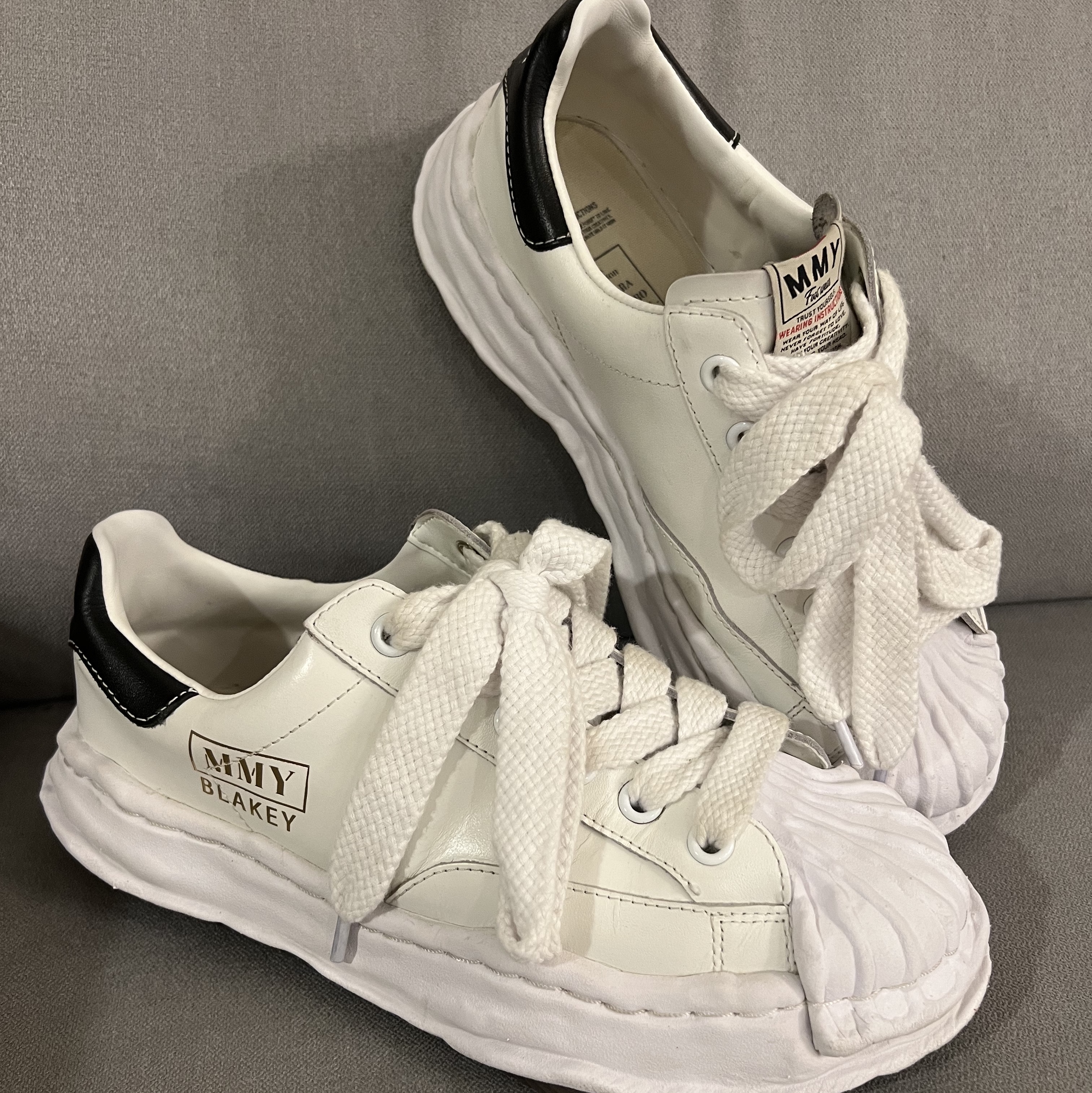 Maison Mihara Yasuhiro Blakey OG Sole Leather Low-top Sneakers White 착용 스타일