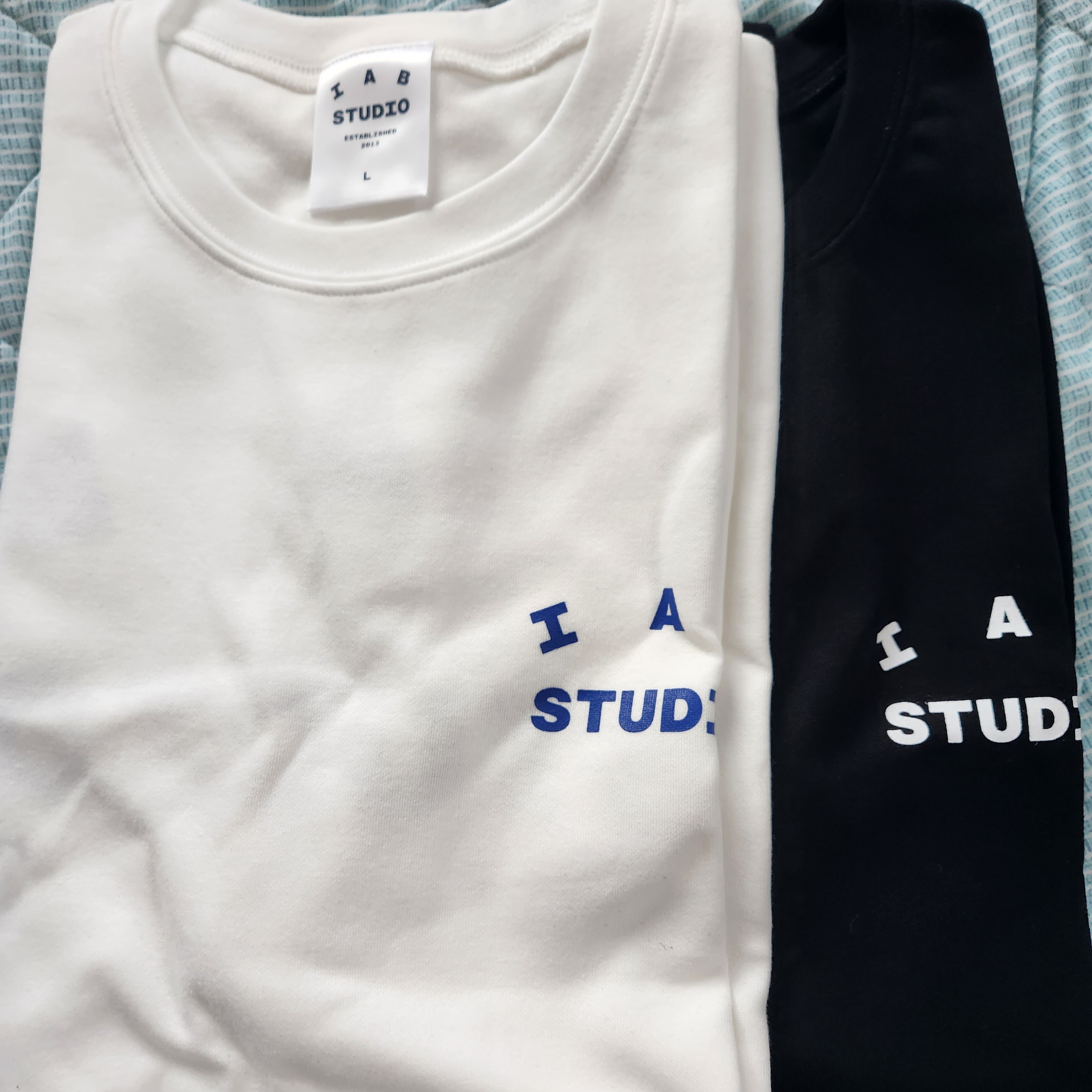 IAB Studio 10th Anniversary T-Shirts Pack White & Black (2 Pack) 착용 스타일