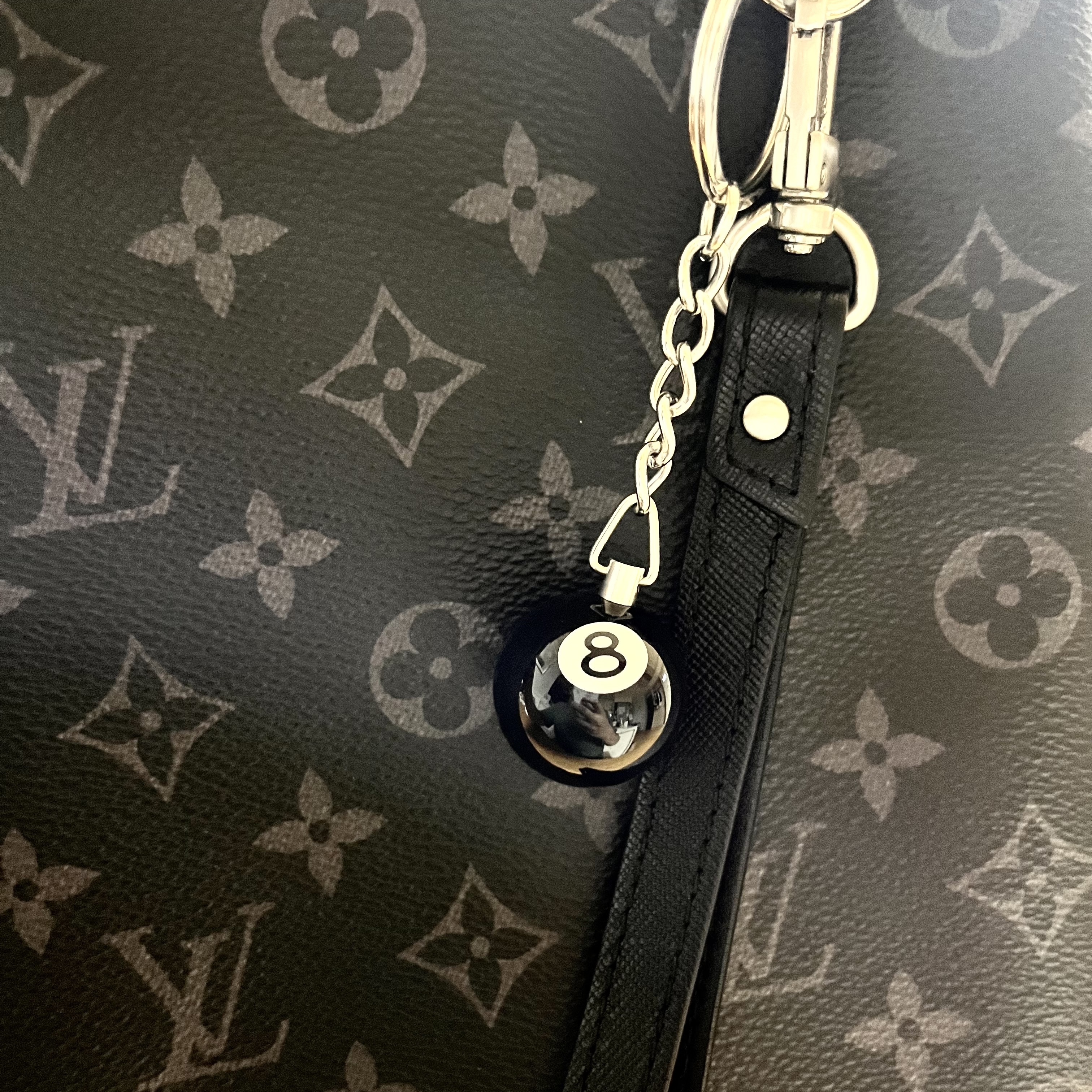 Stussy 8 Ball Keychain Black 착용 스타일
