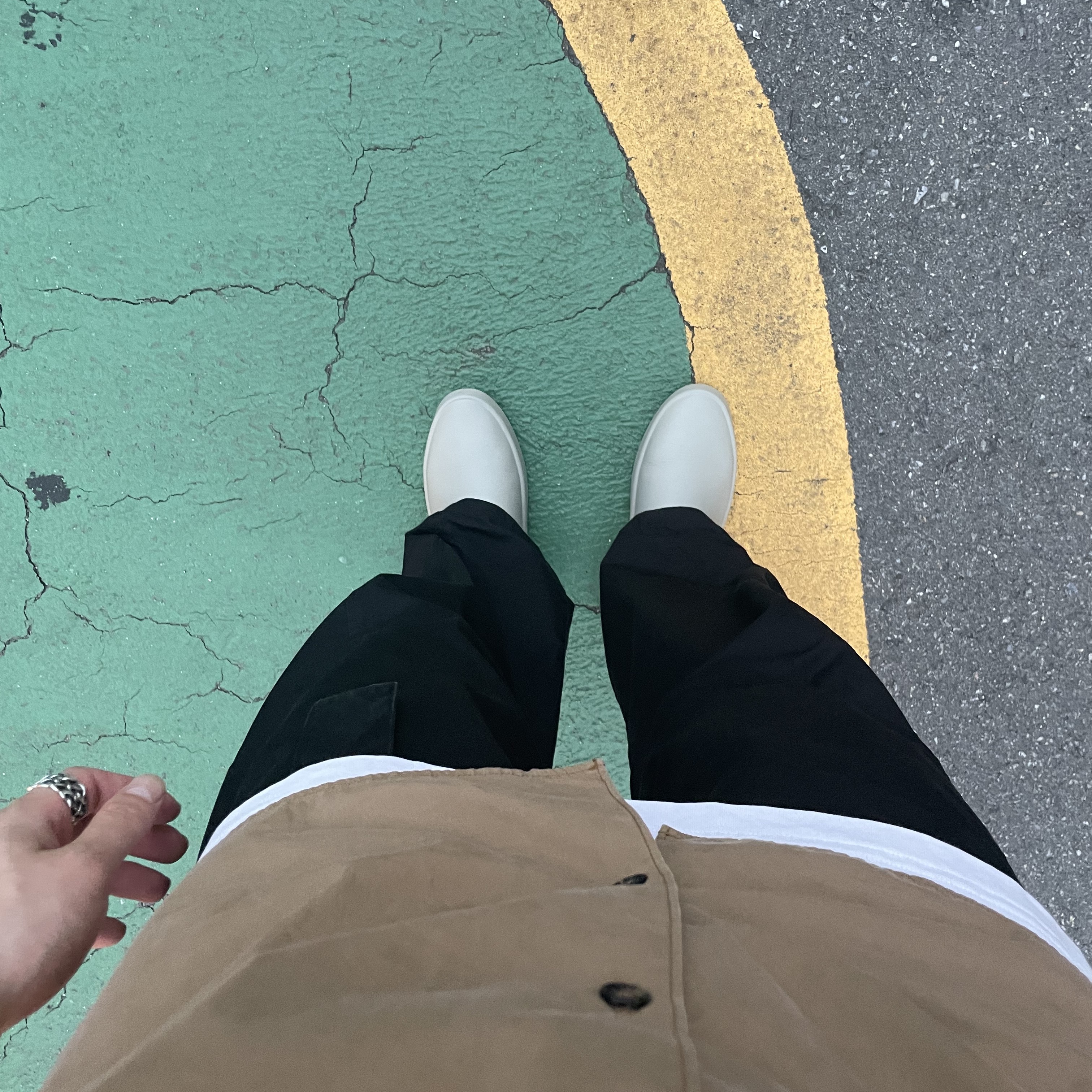 Fear of God The California Dusty Concrete, Lemaire Twisted Belted Pants Zinc 착용 스타일 - 2