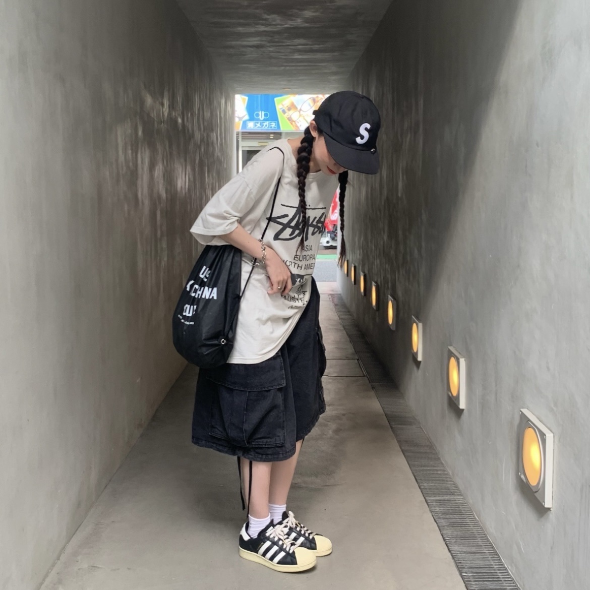 Adidas Superstar 82 Black White, Supreme Pigment Print S Logo 6-Panel Black - 22FW 착용 스타일 - 1