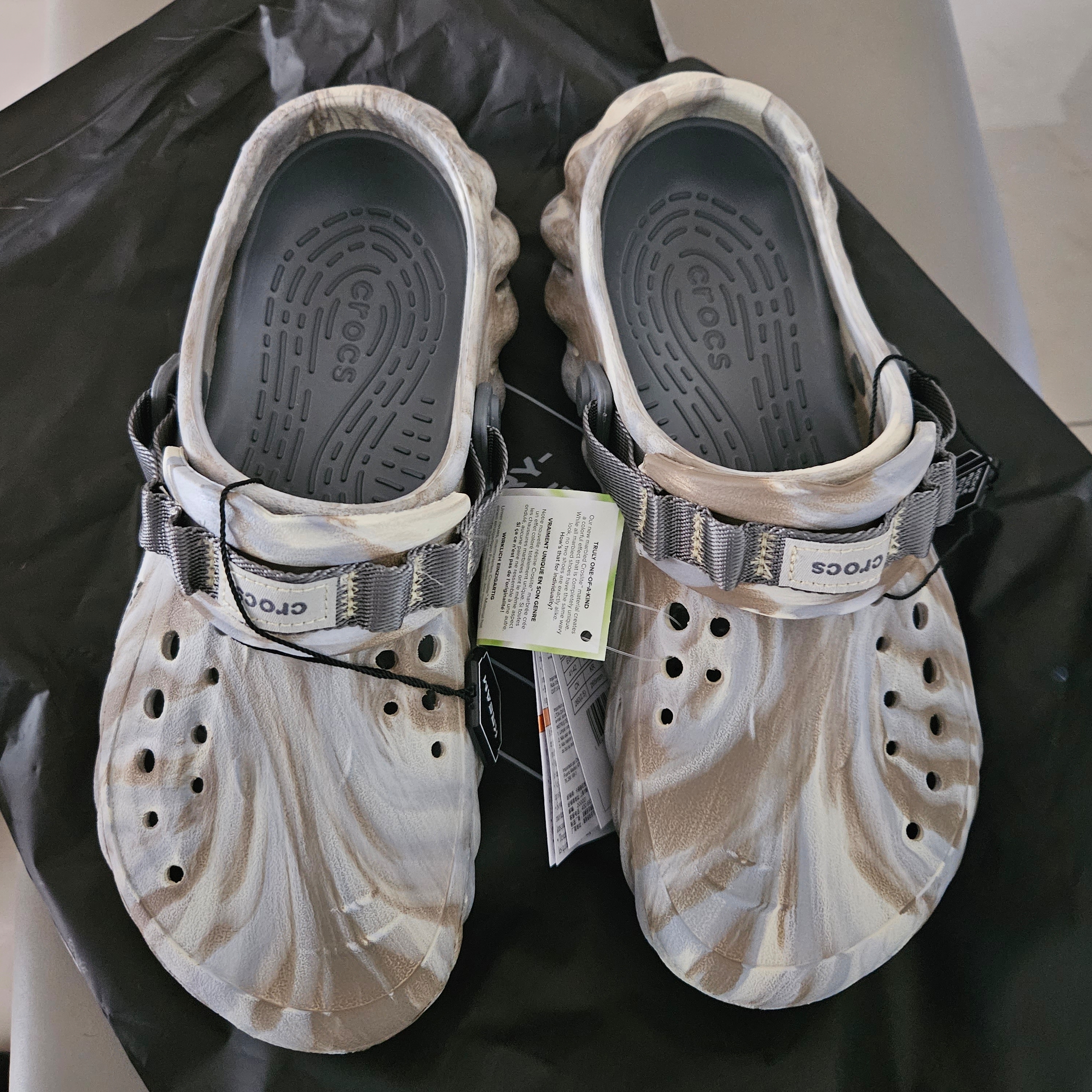 Crocs Echo Marbled Clog Bone Multi 착용 스타일