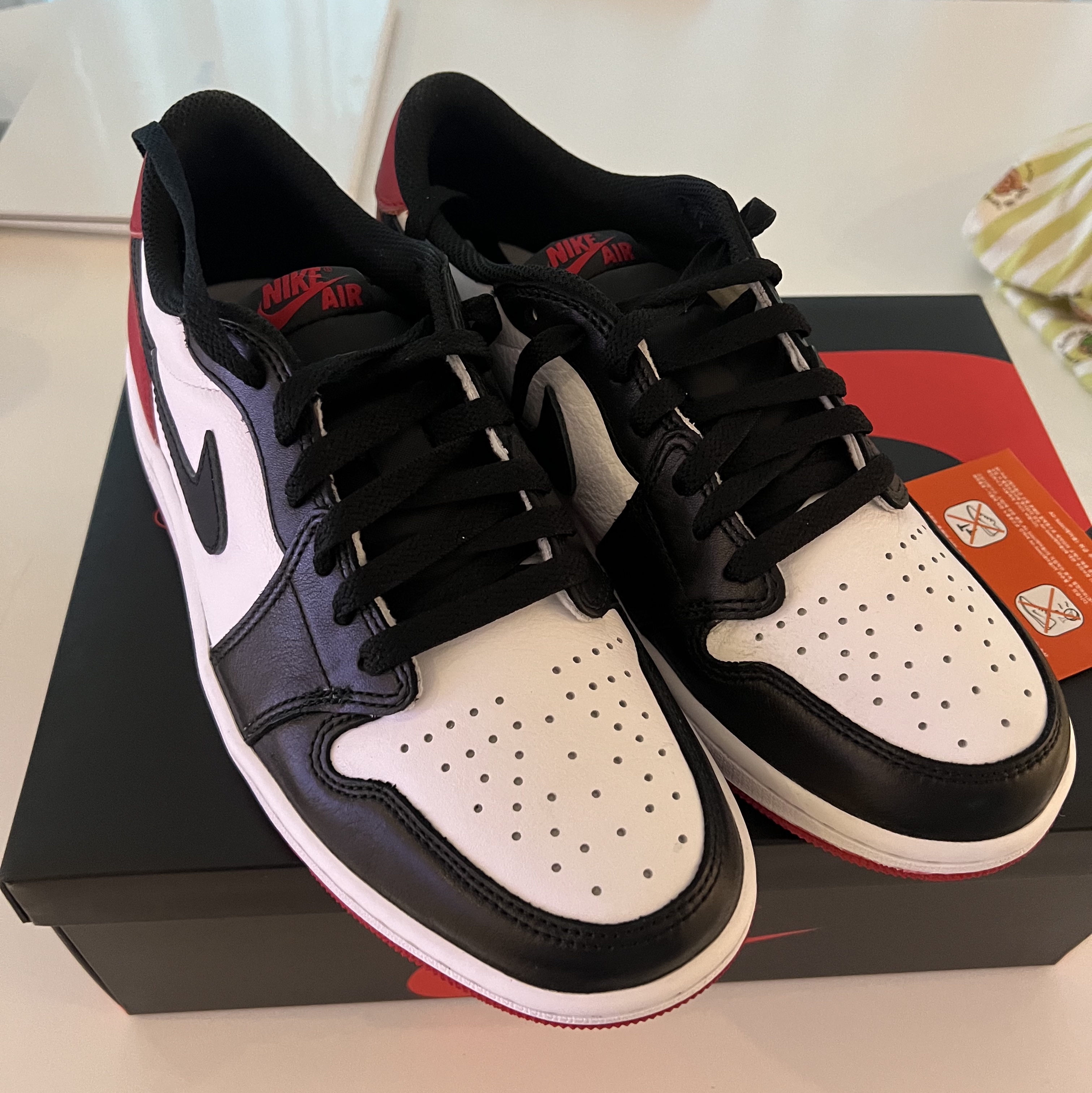 Jordan 1 Retro Low OG Black Toe 착용 스타일 - 4