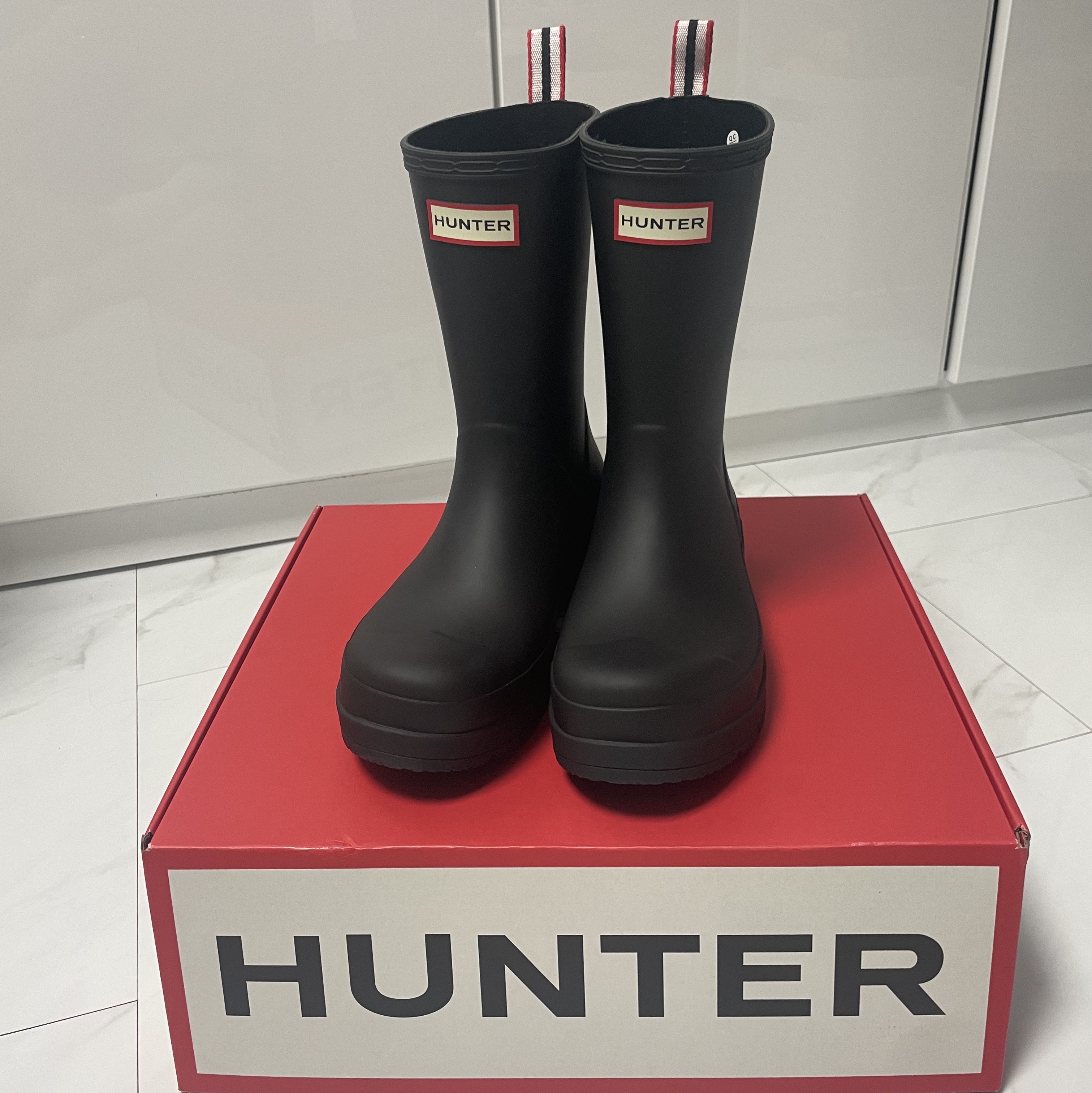Hunter Play Mid-Height Rain Boots Black 착용 스타일 - 1