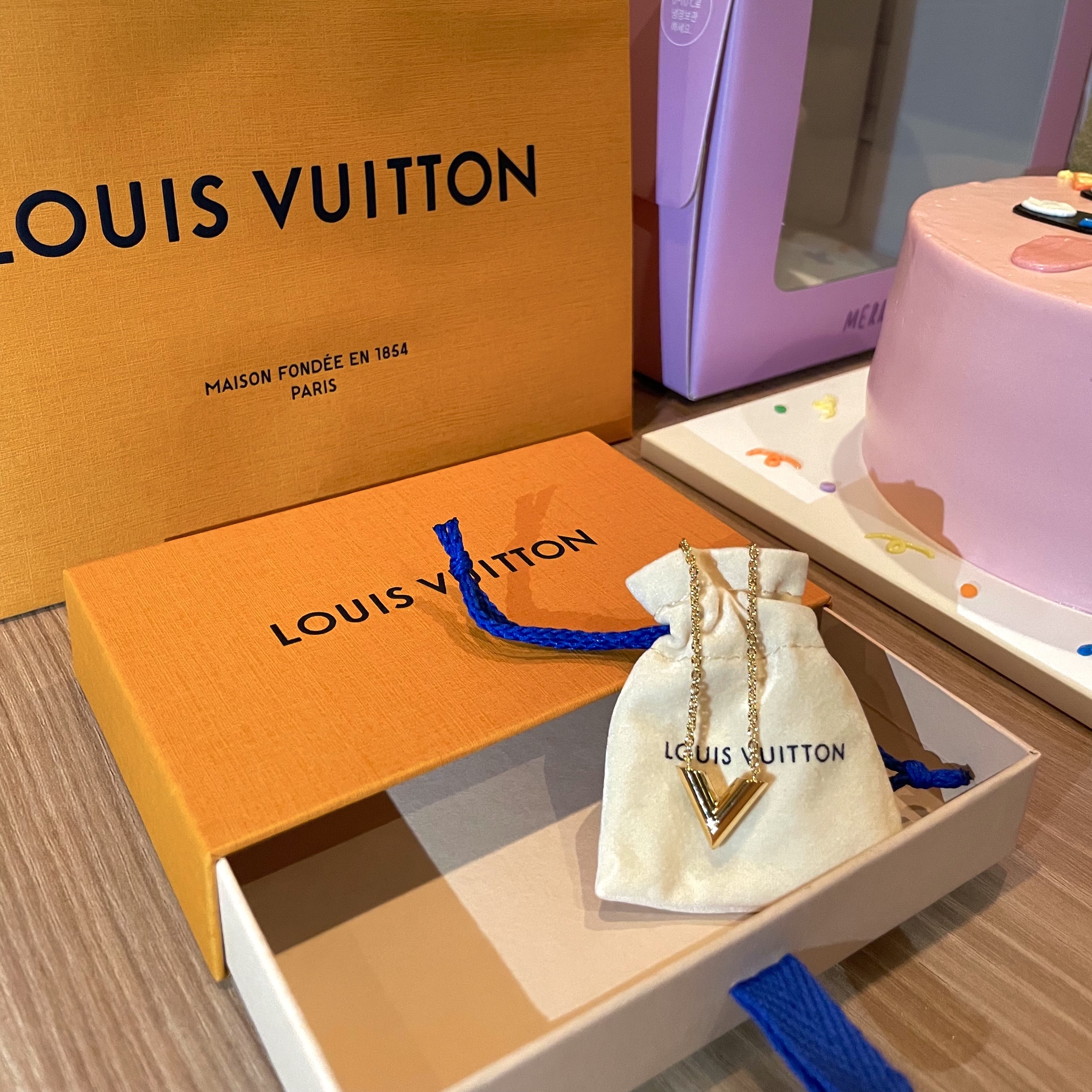 (W) Louis Vuitton Essential V Necklace Gold 착용 스타일 - 1