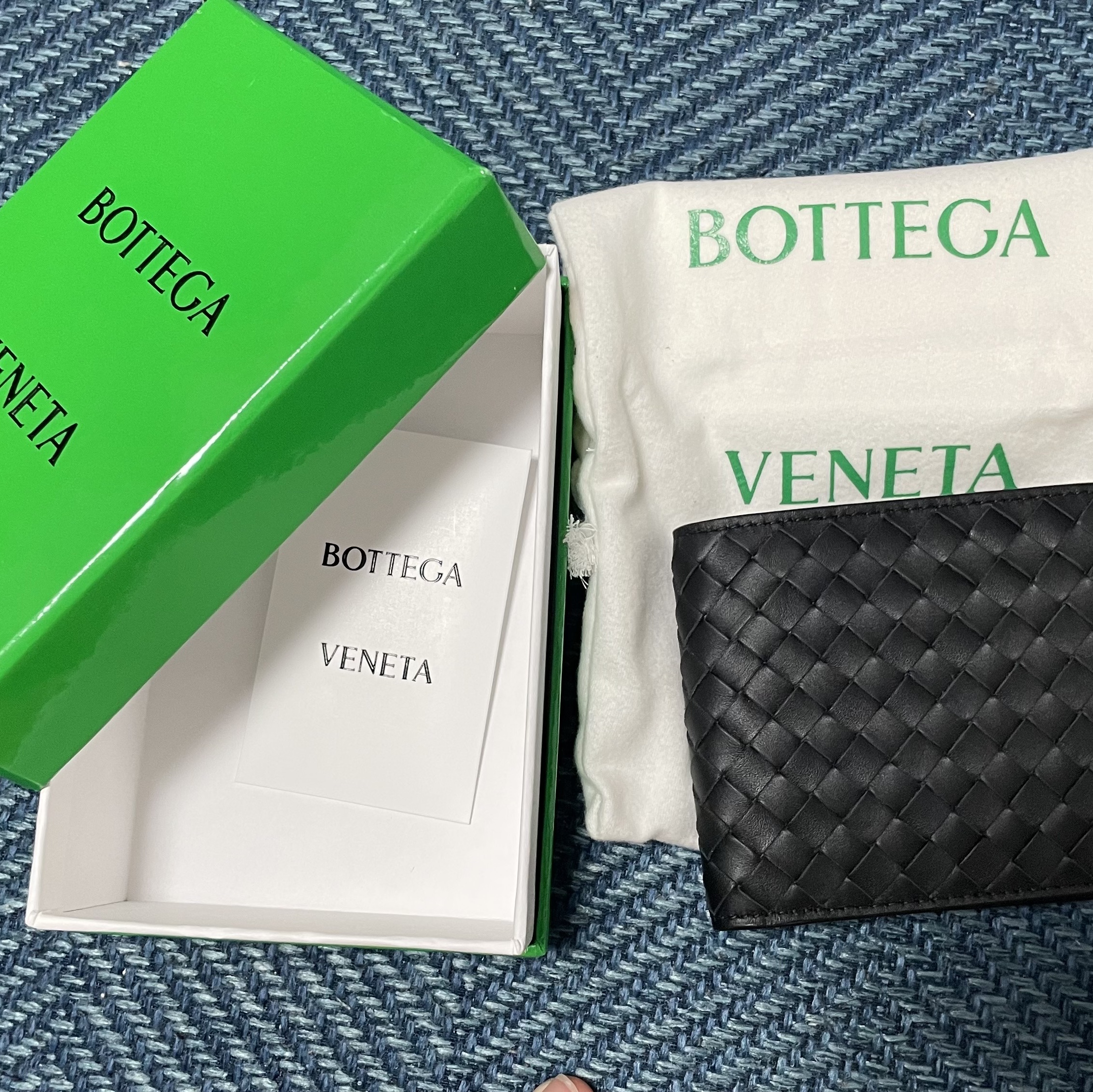 Bottega Veneta Bi-Fold Wallet Black 착용 스타일
