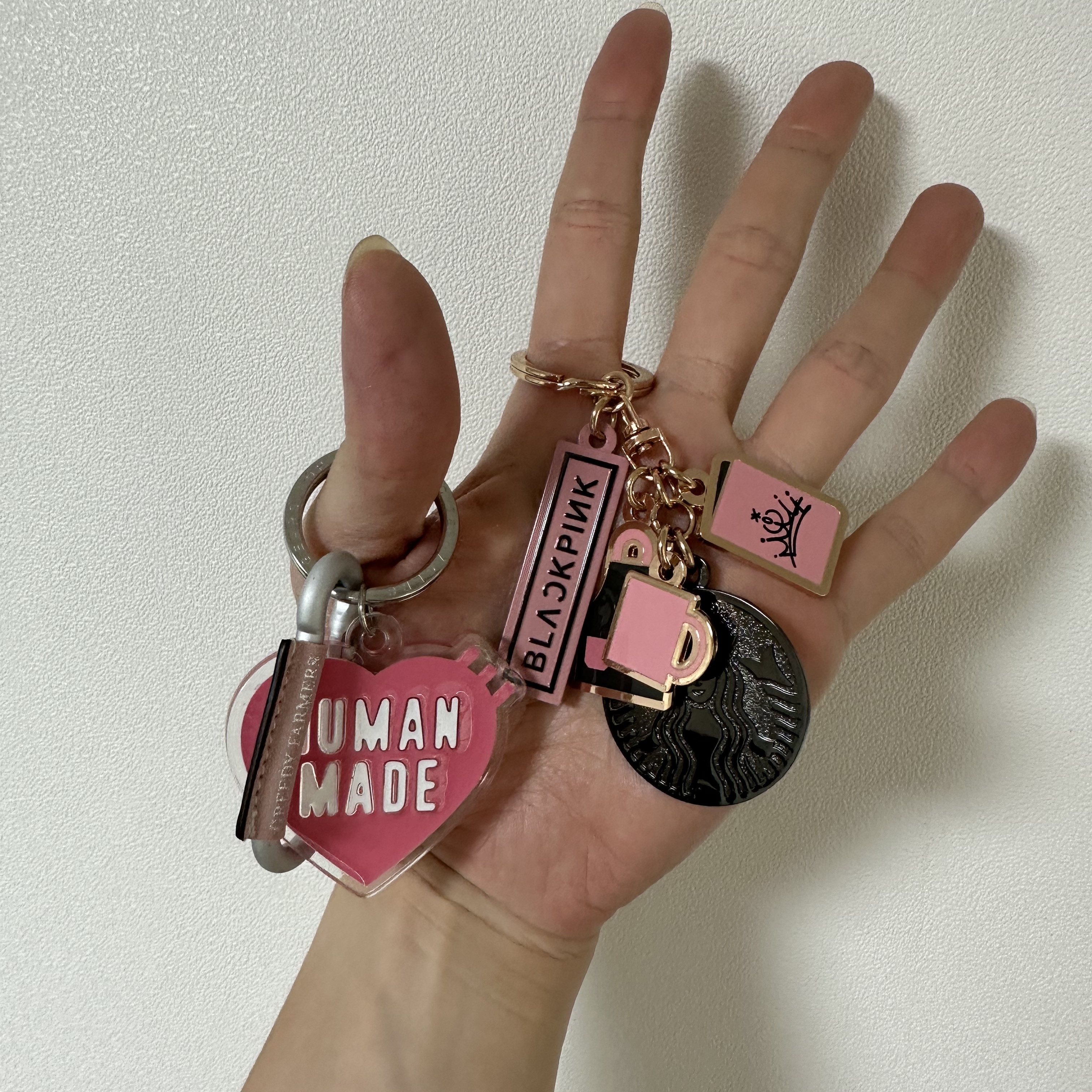 Starbucks x Blackpink Keychain 착용 스타일
