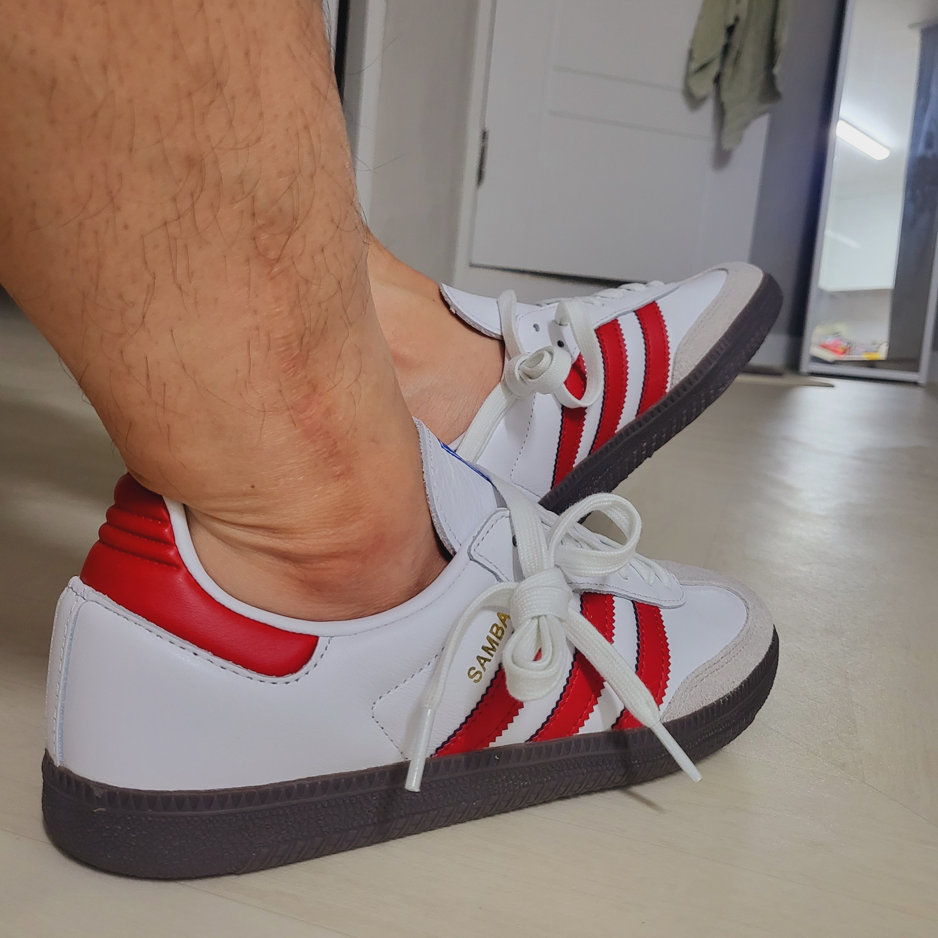 Adidas Samba OG White Better Scarlet 착용 스타일 - 3