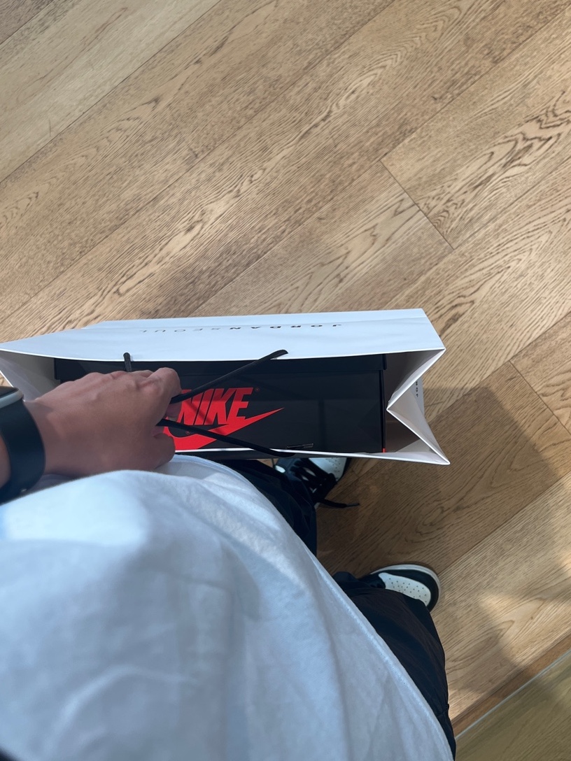 Jordan 1 Retro Low OG Black Toe, (GS) Jordan 1 Retro High OG Black Mocha 착용 스타일