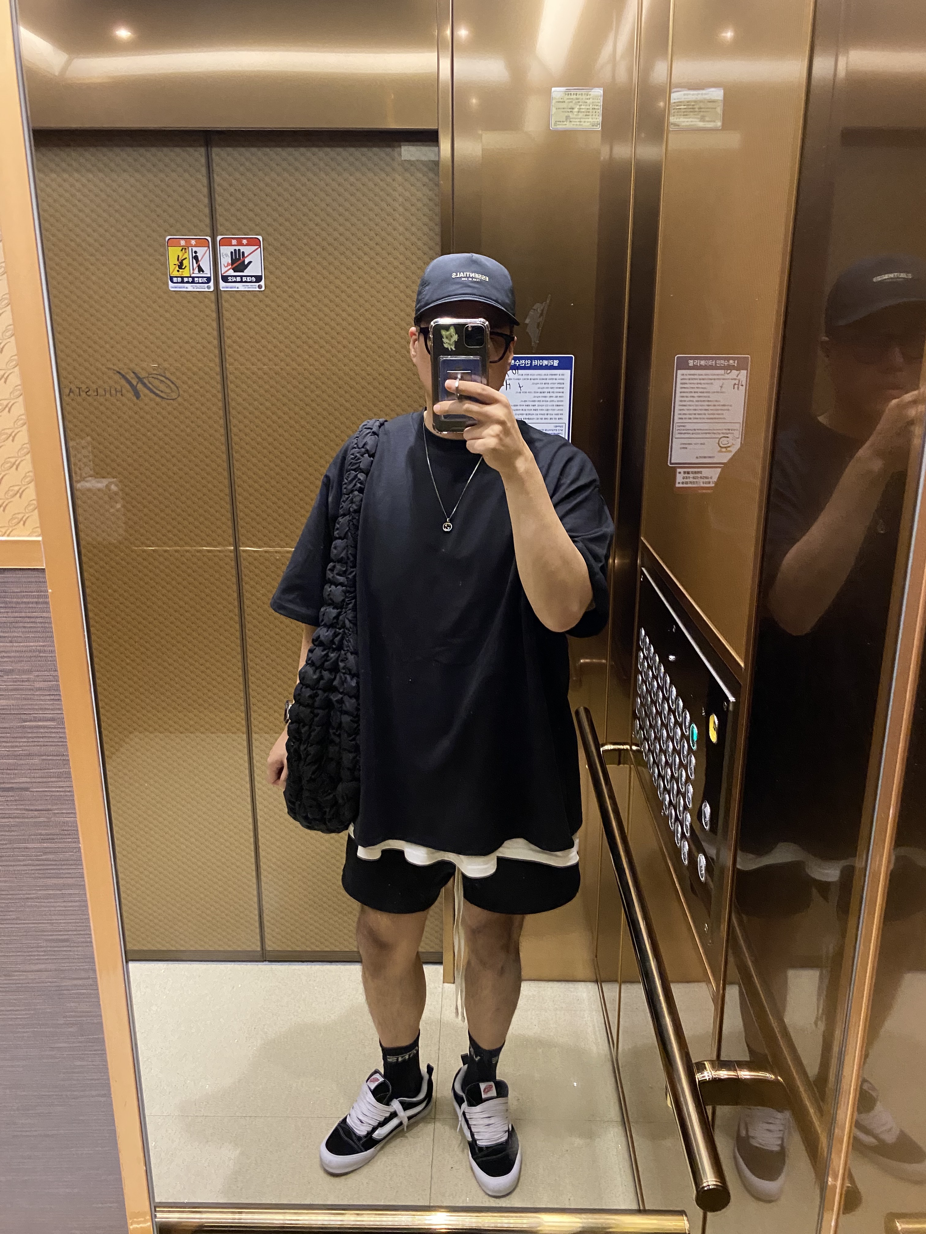 Vans Knu-Skool Black True White, COS Quilted Oversized Shoulder Bag Black 착용 스타일