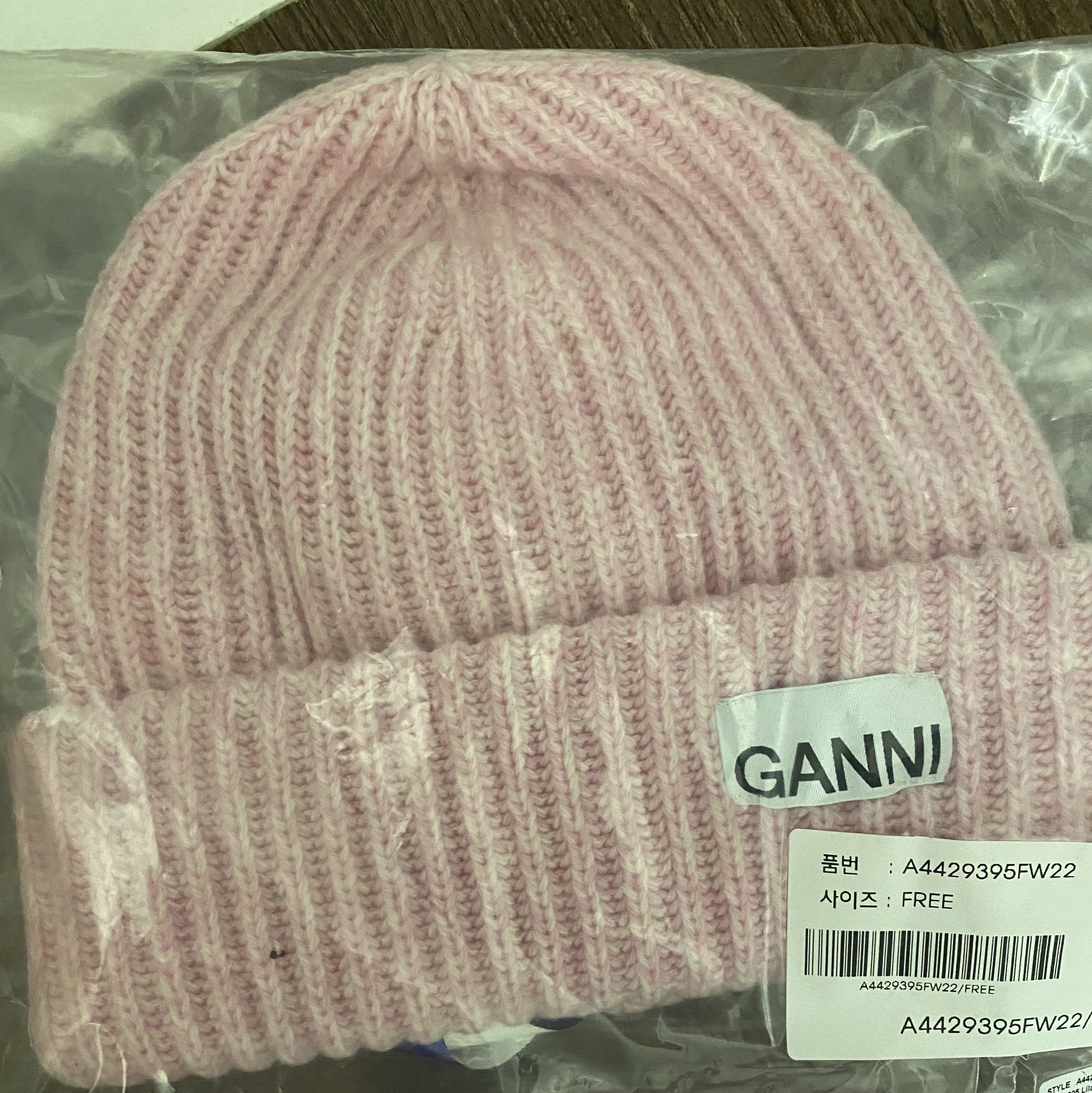 Ganni Wool Beanie Lilac Sachet 착용 스타일